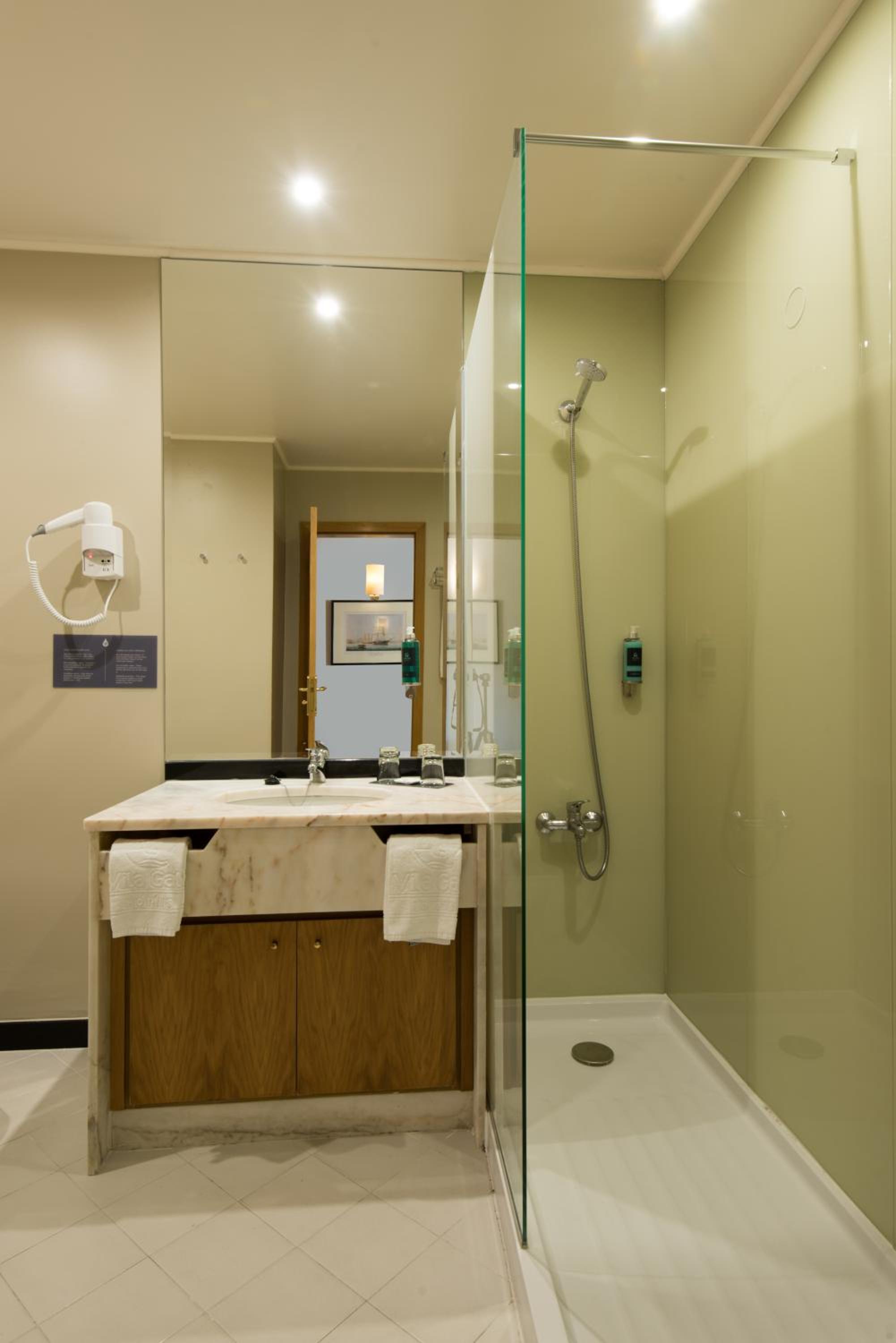 Twin Room - Photo 6
