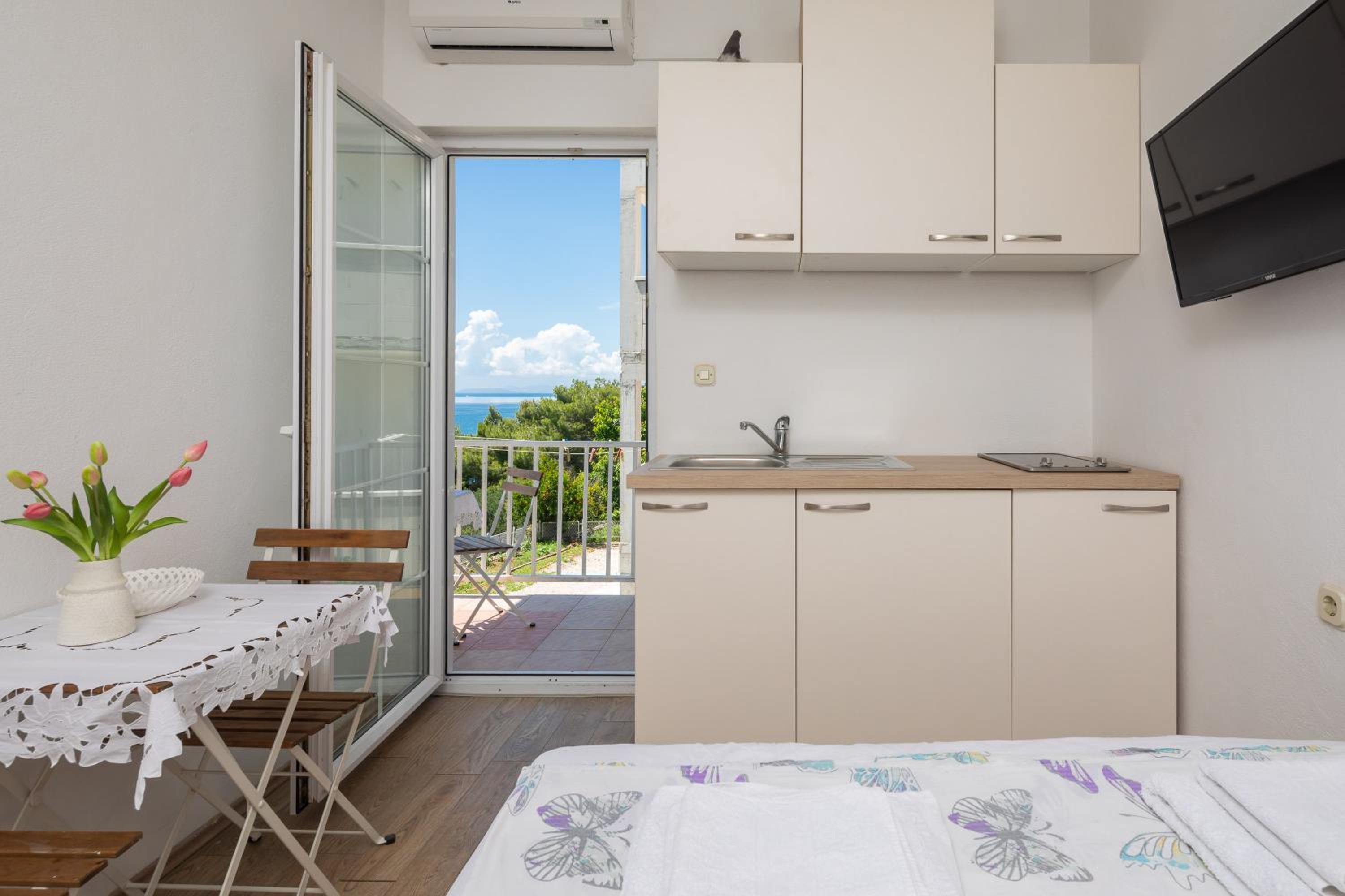Studio with Balcony photo 2