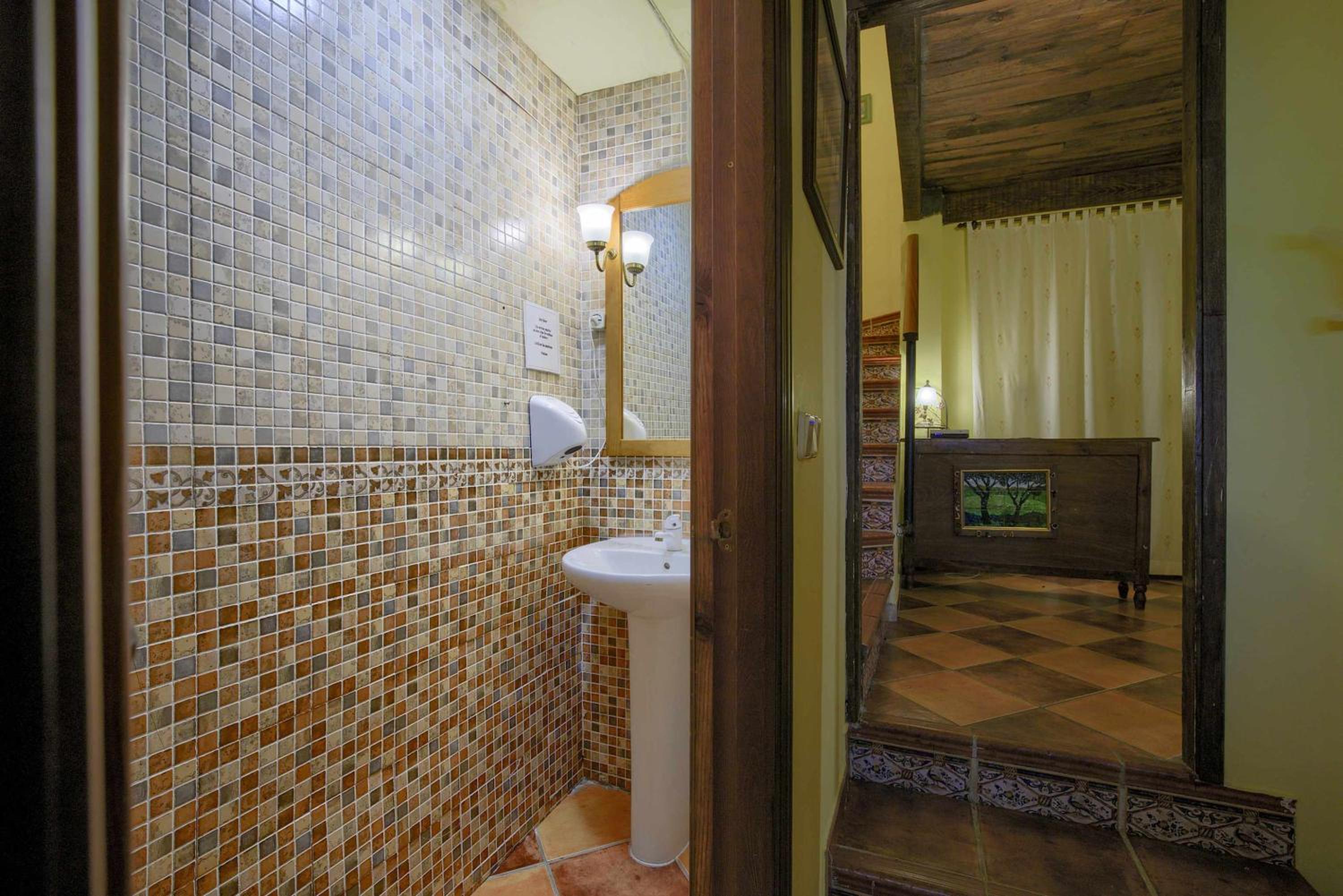 Six-Bedroom House photo 2