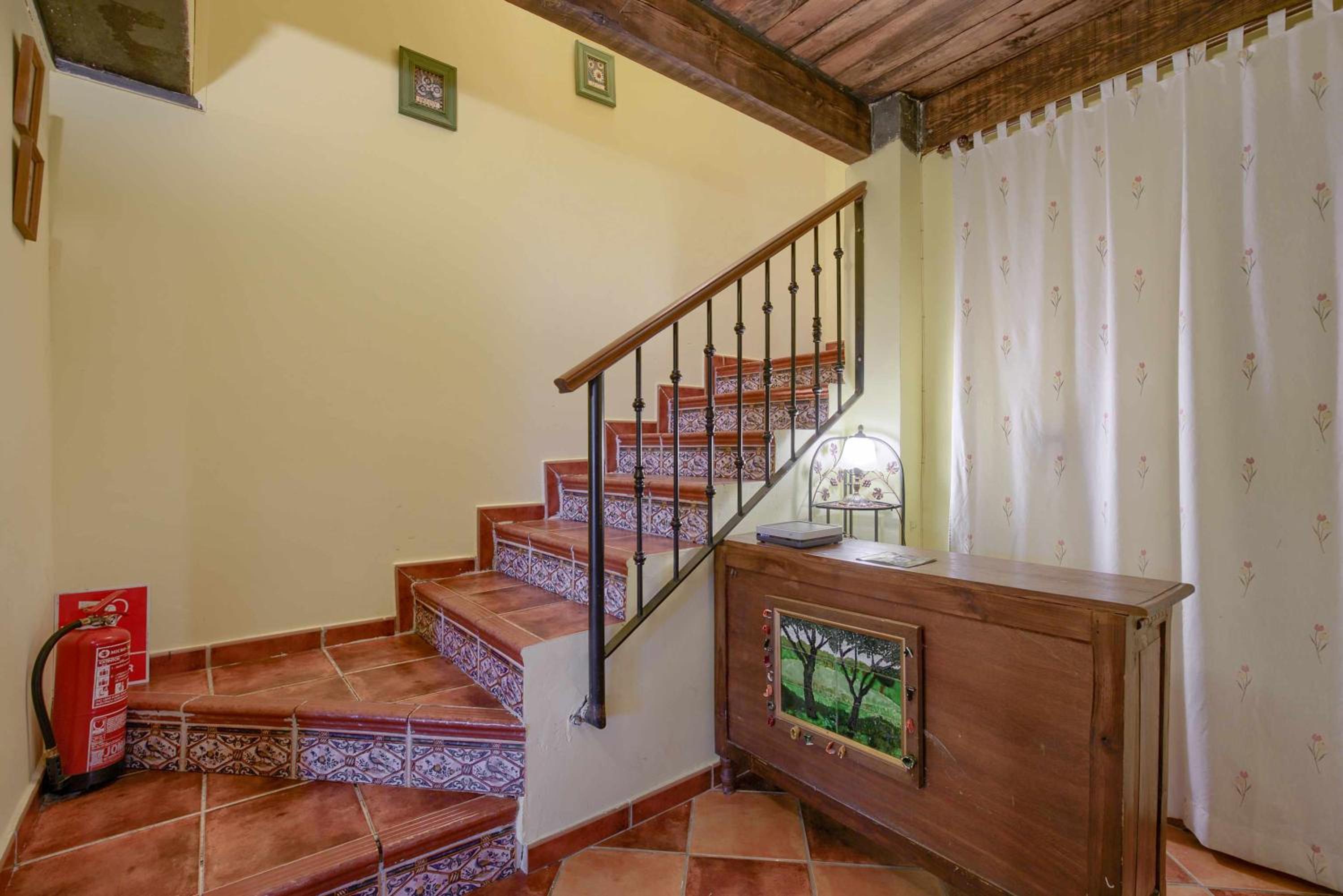 Six-Bedroom House photo 3