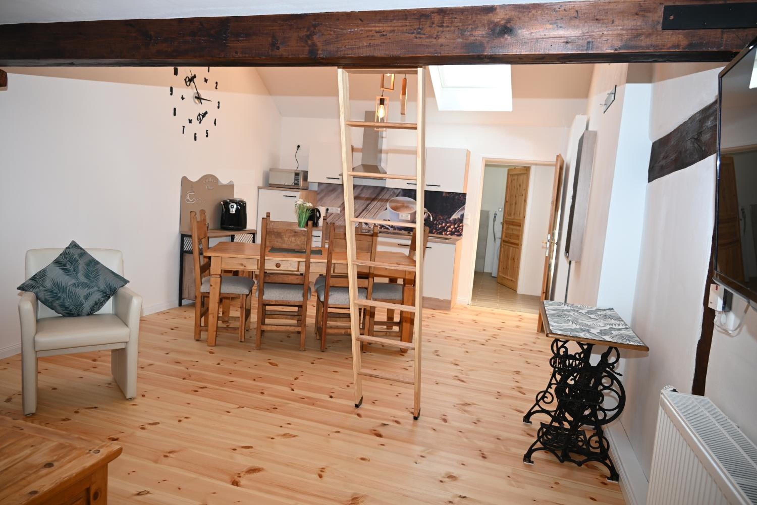 One-Bedroom Apartment photo 1