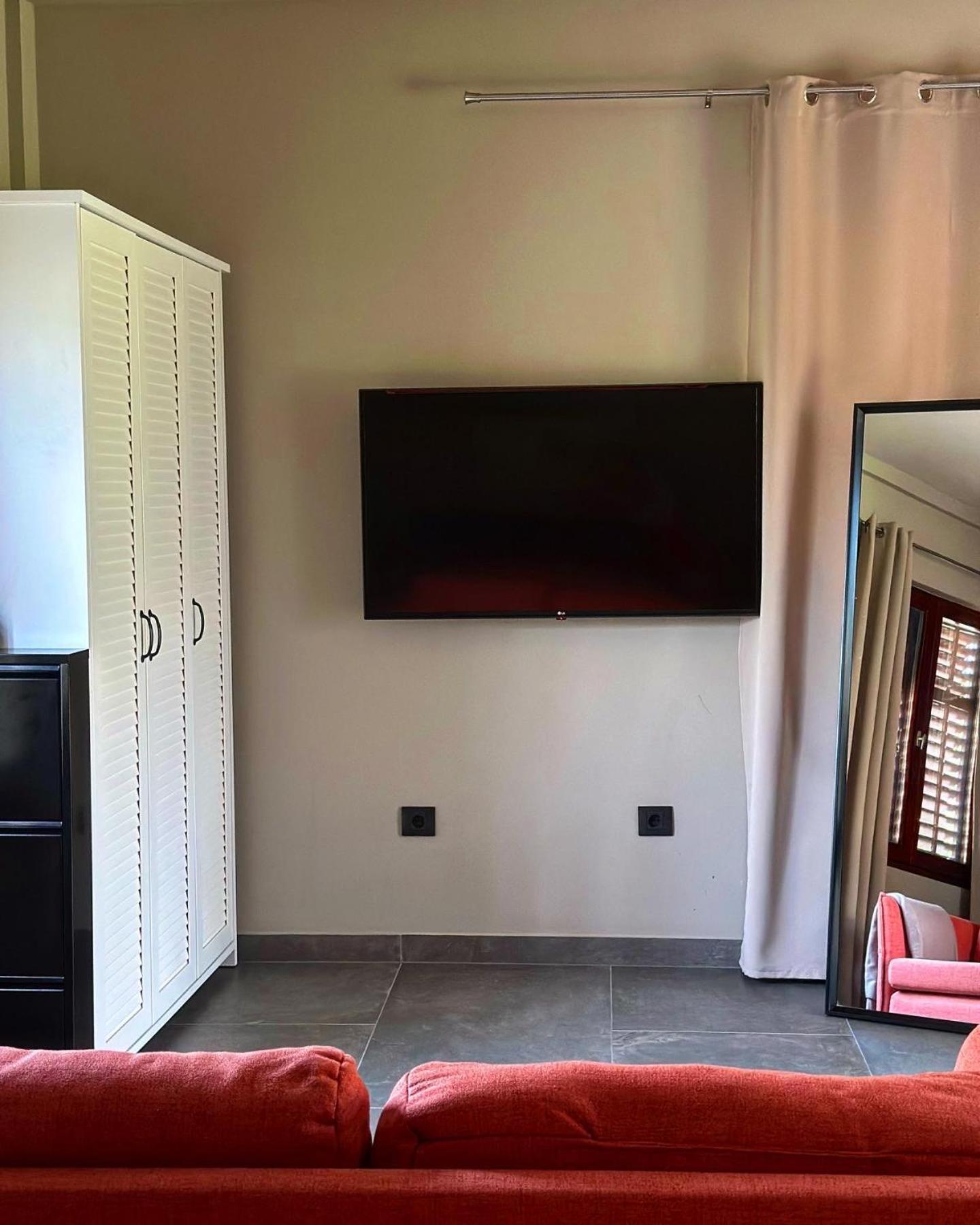 One-Bedroom House - Photo 6