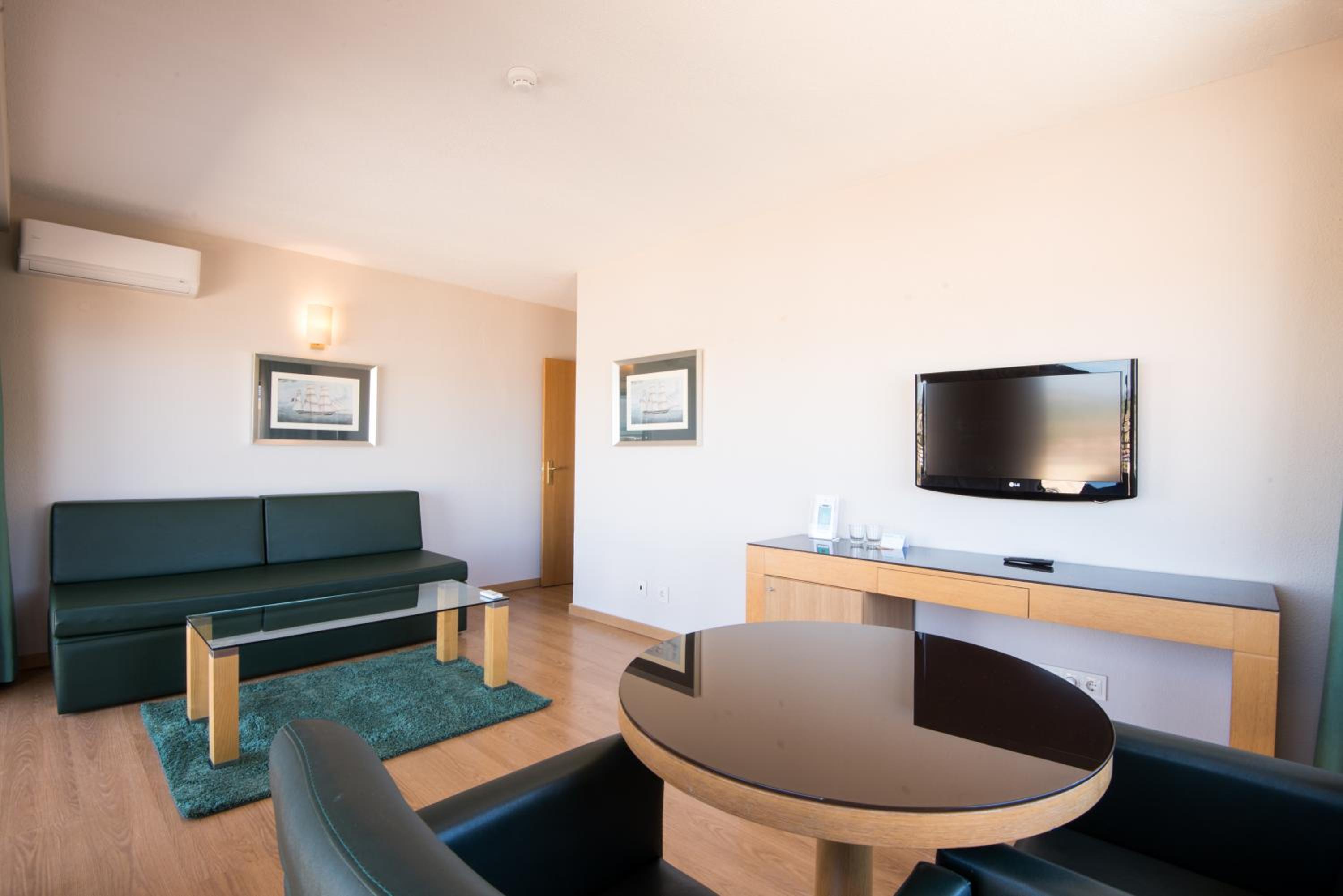 Senior Suite - Photo 7