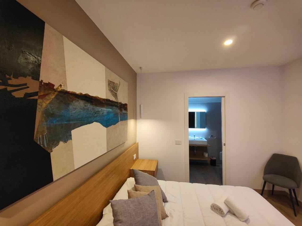 Large Double Room - Photo 4