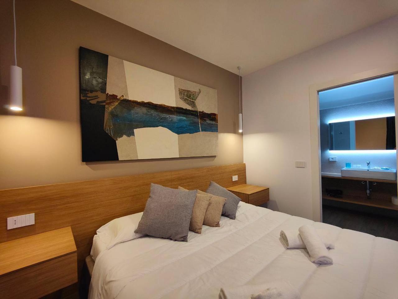 Large Double Room - Photo 3