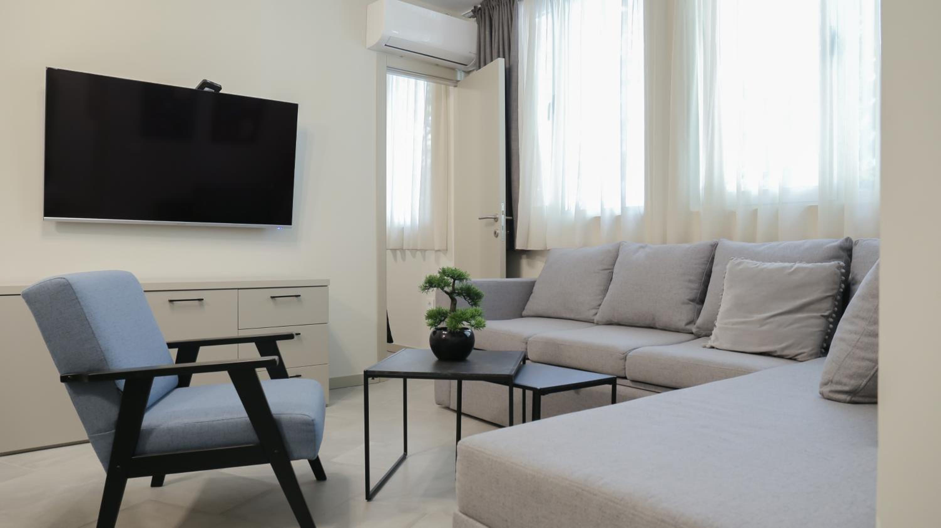 Two-Bedroom Apartment with Free Parking - Photo 10