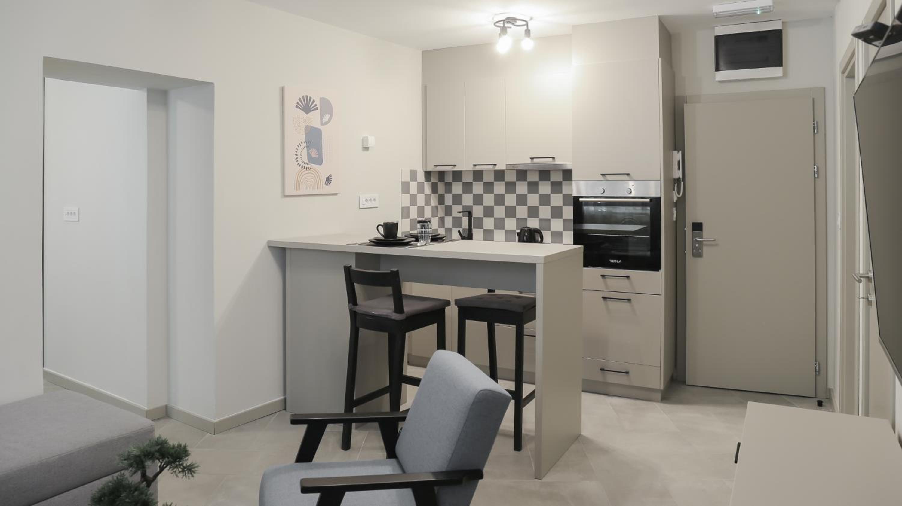 Two-Bedroom Apartment with Free Parking - Photo 9