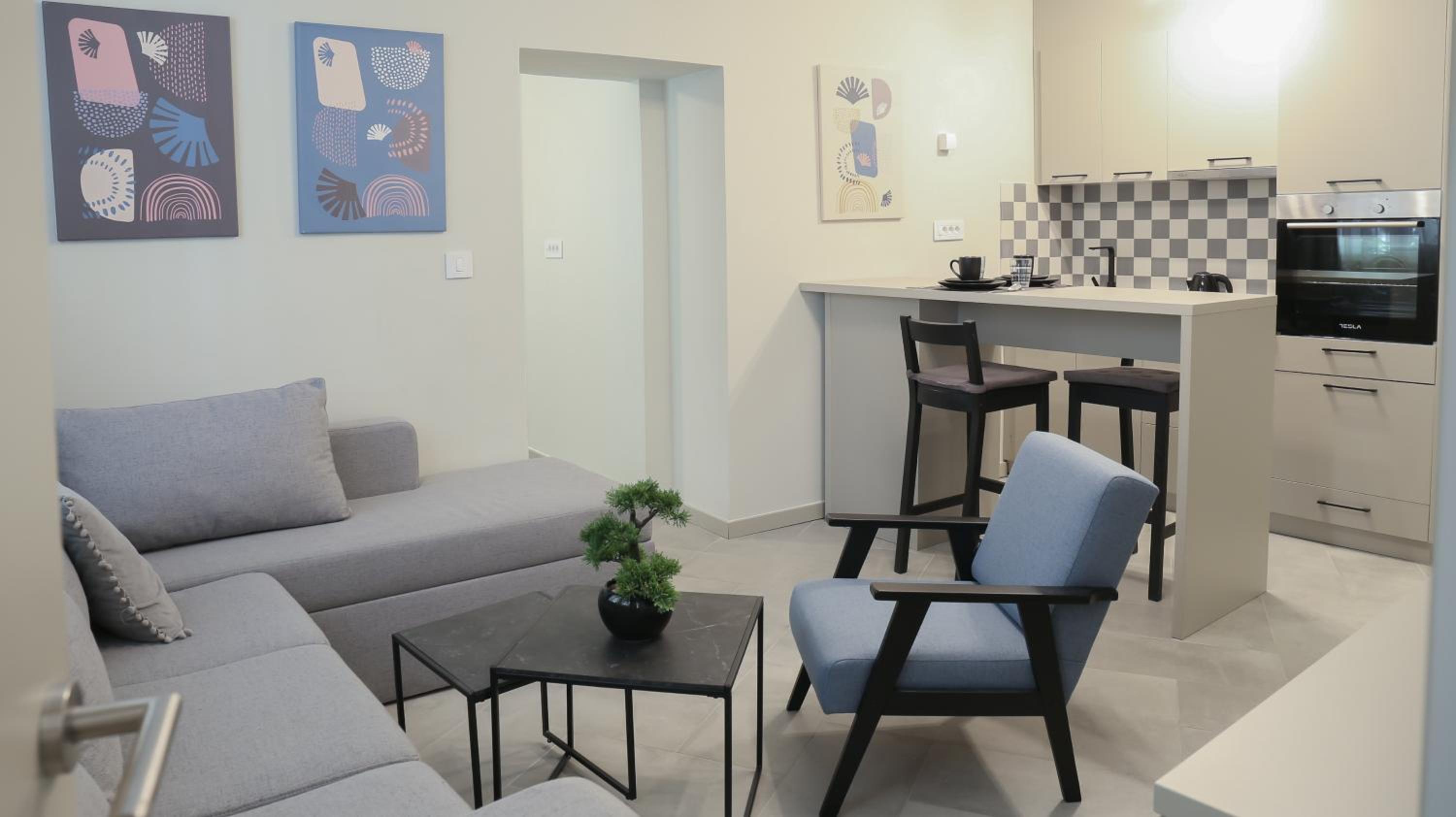 Two-Bedroom Apartment with Free Parking - Photo 2