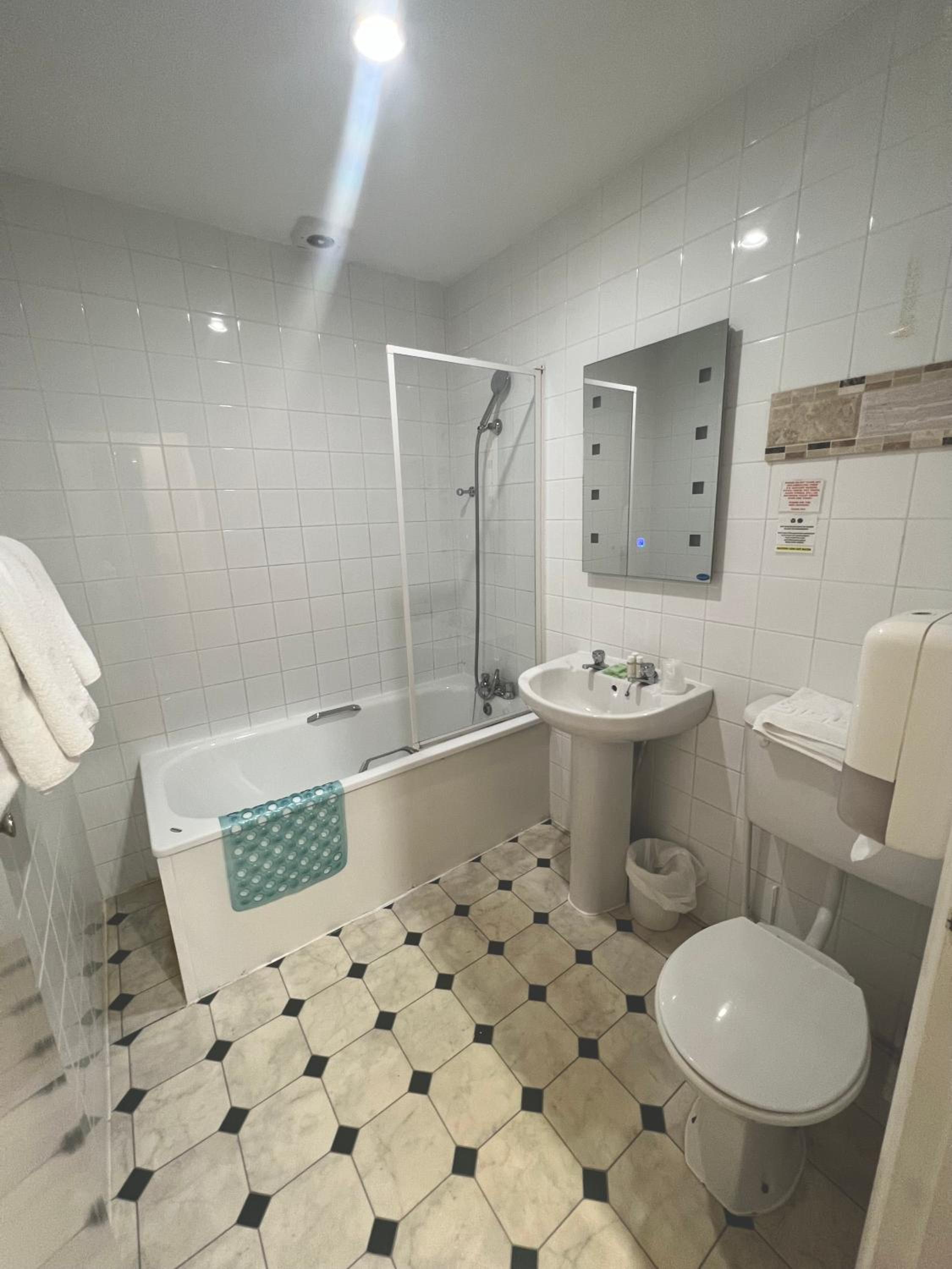 Family Room (2 Adults + 2 Children) - Photo 2