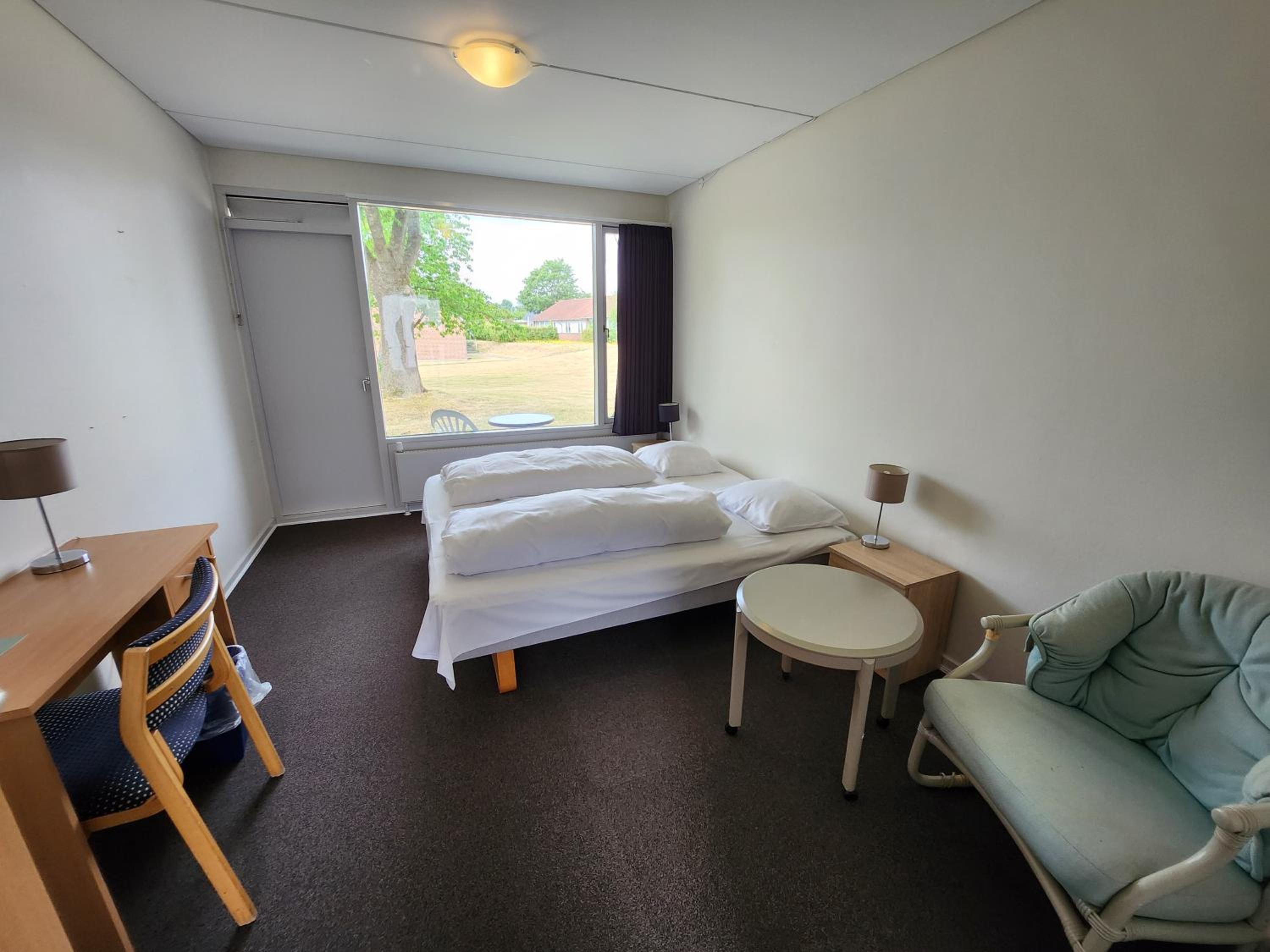 Standard Queen Room - Photo 7