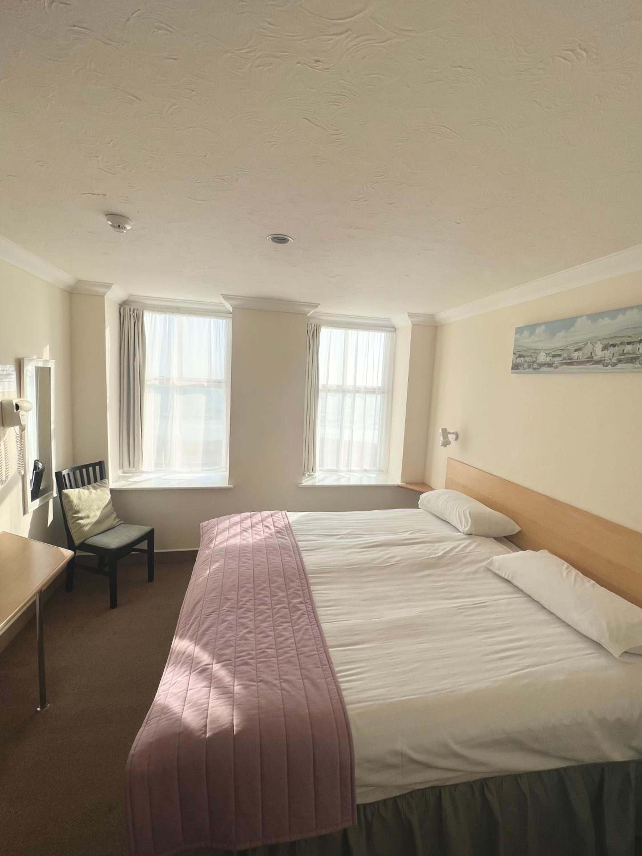 Double or Twin Room with Sea View - Photo 3