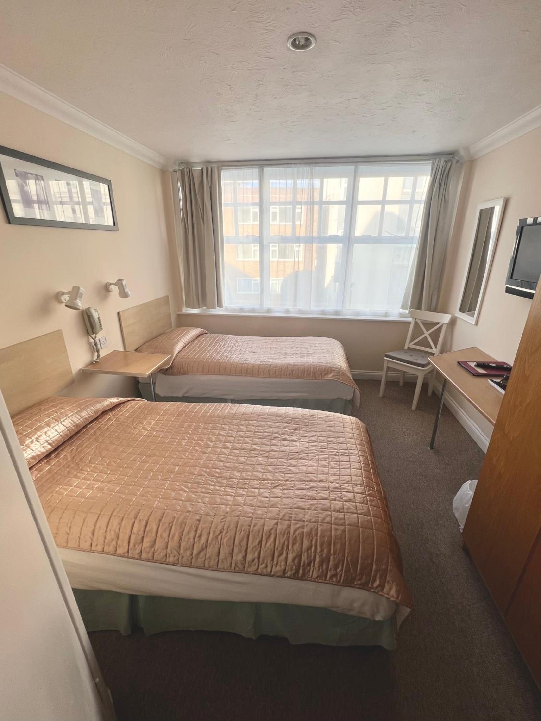 Standard Twin Room - Photo 3