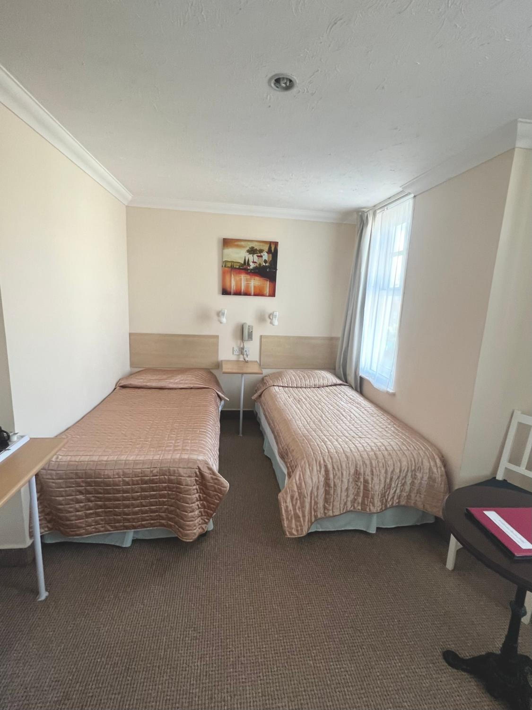 Standard Twin Room - Photo 1