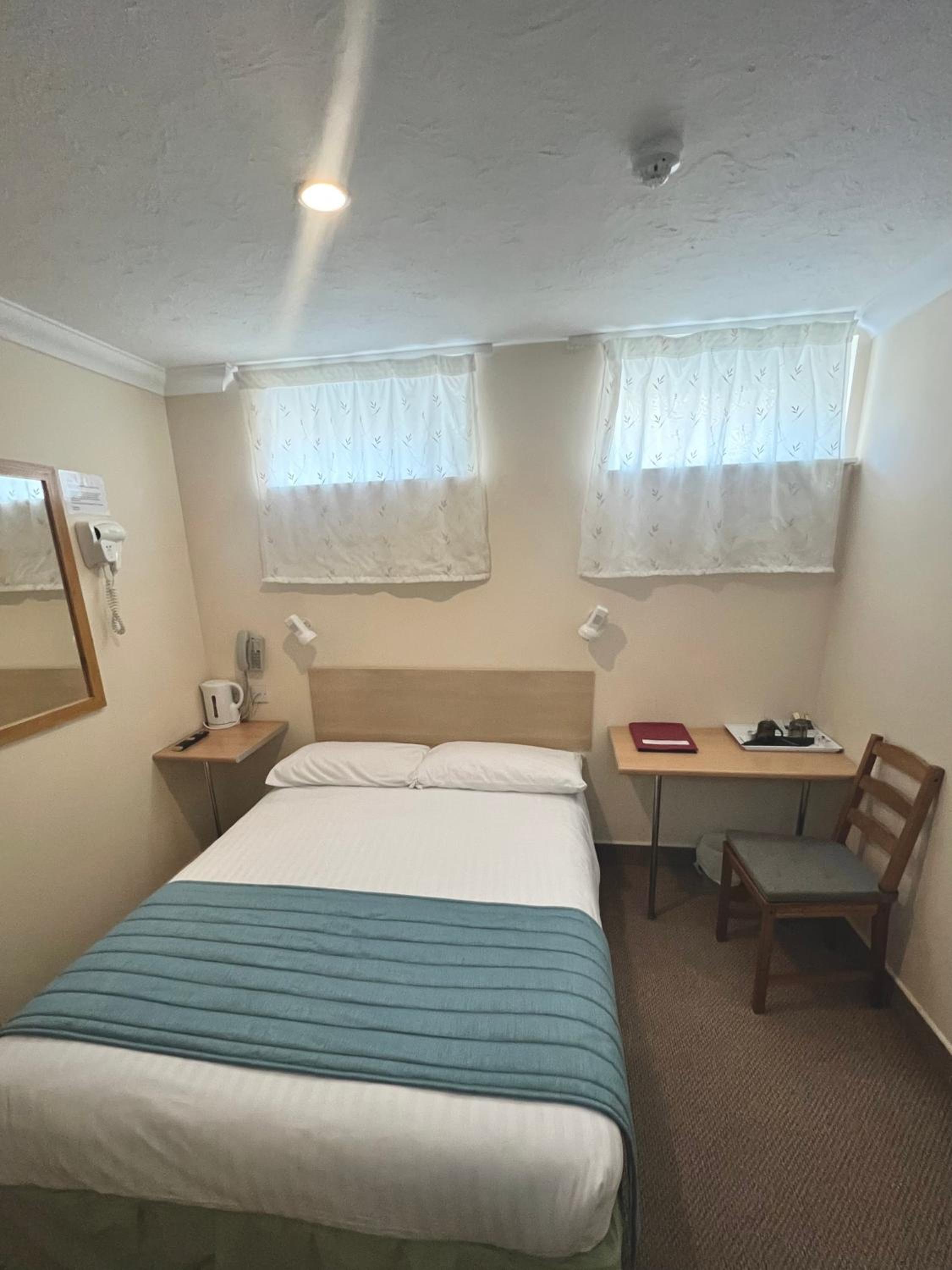 Budget Double Room - Photo 2