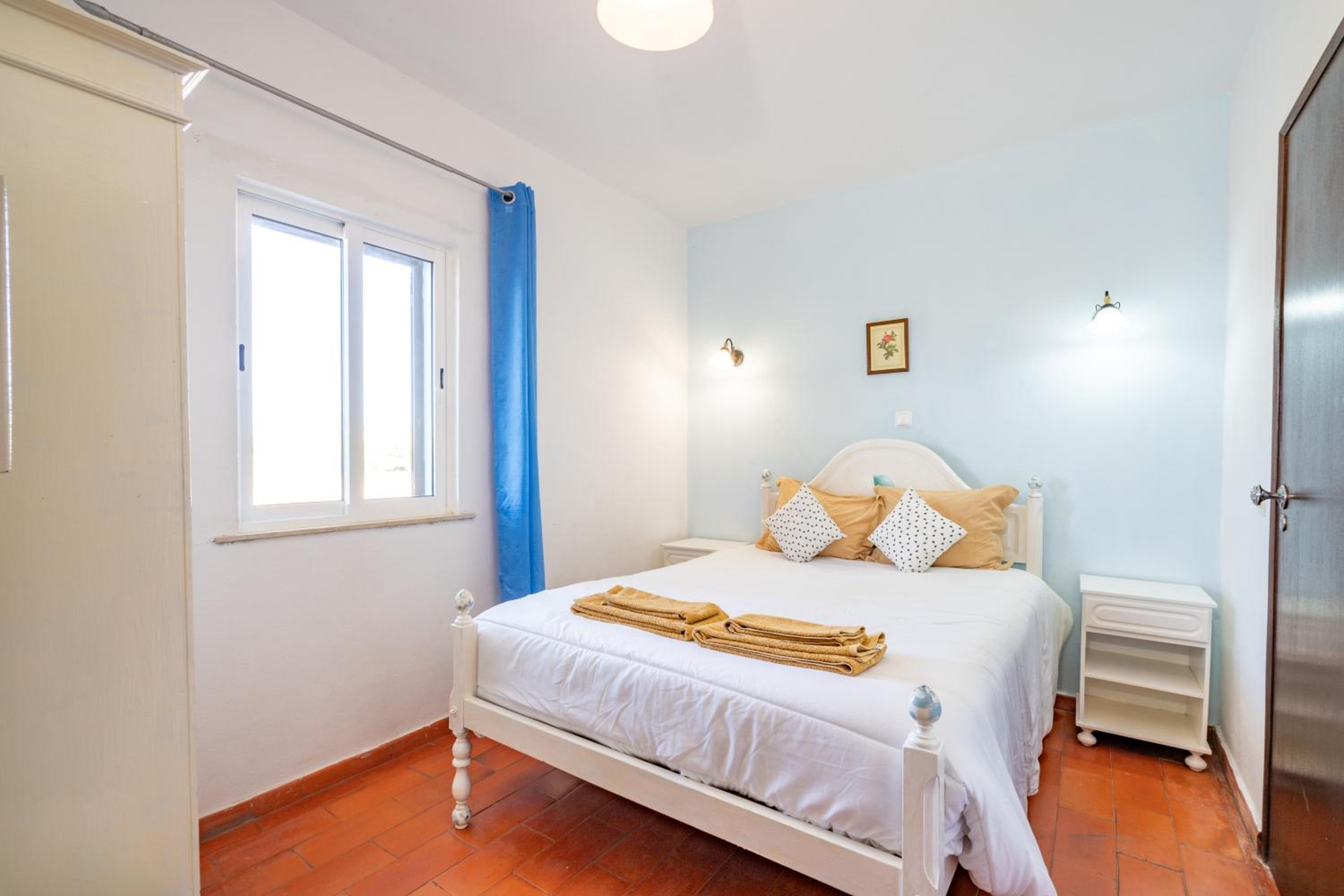 One-Bedroom Apartment - Photo 1