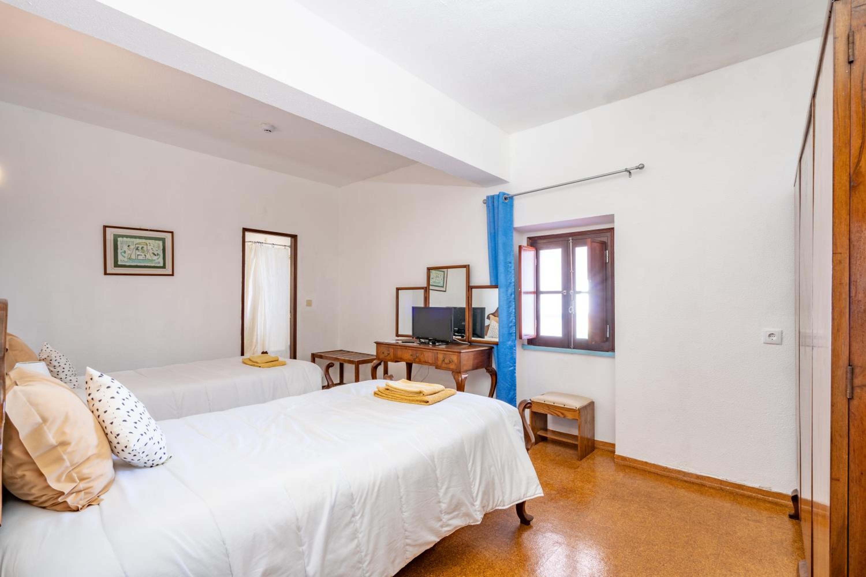 Economy Twin Room - Photo 2
