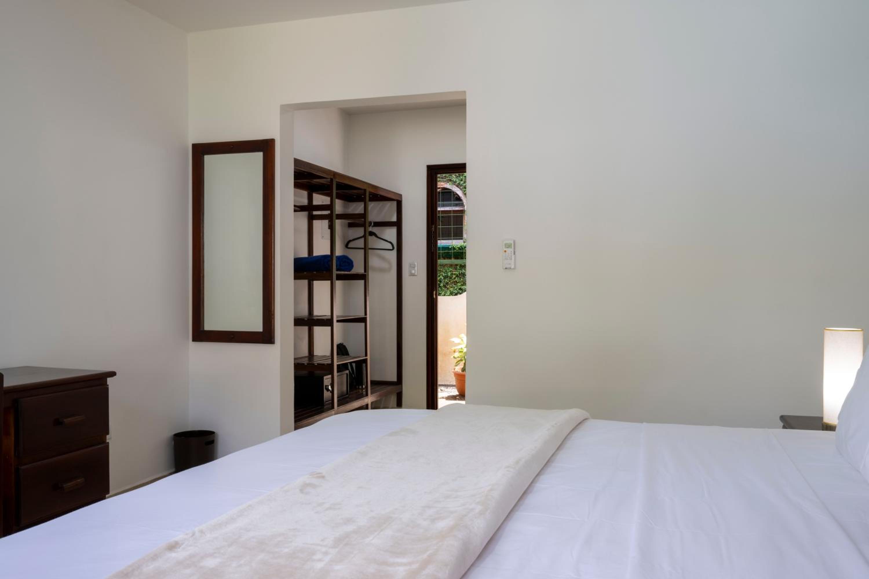 Standard Room  Plus 1 Queen Bed - Photo 10