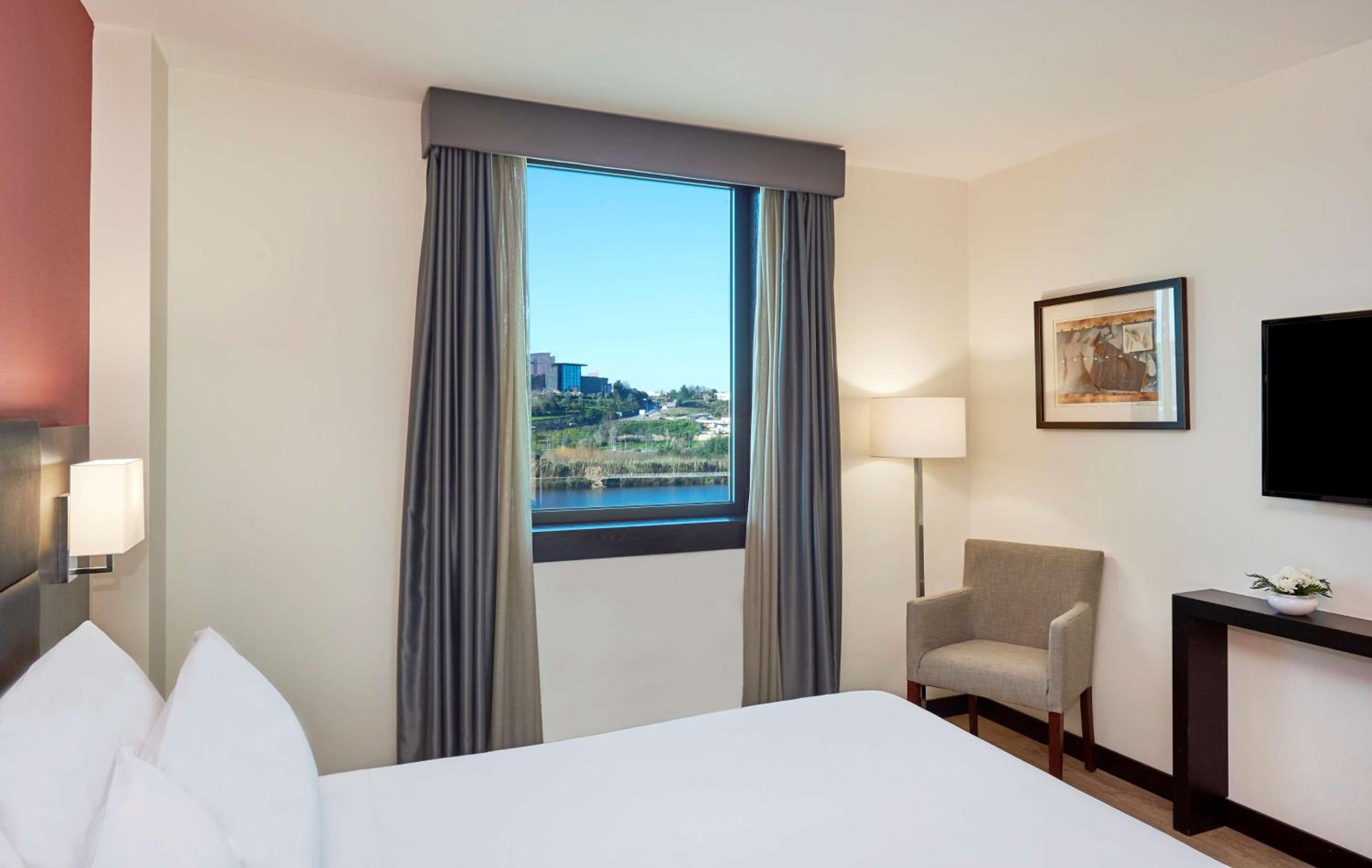 Standard Double or Twin Room with River View - Photo 6