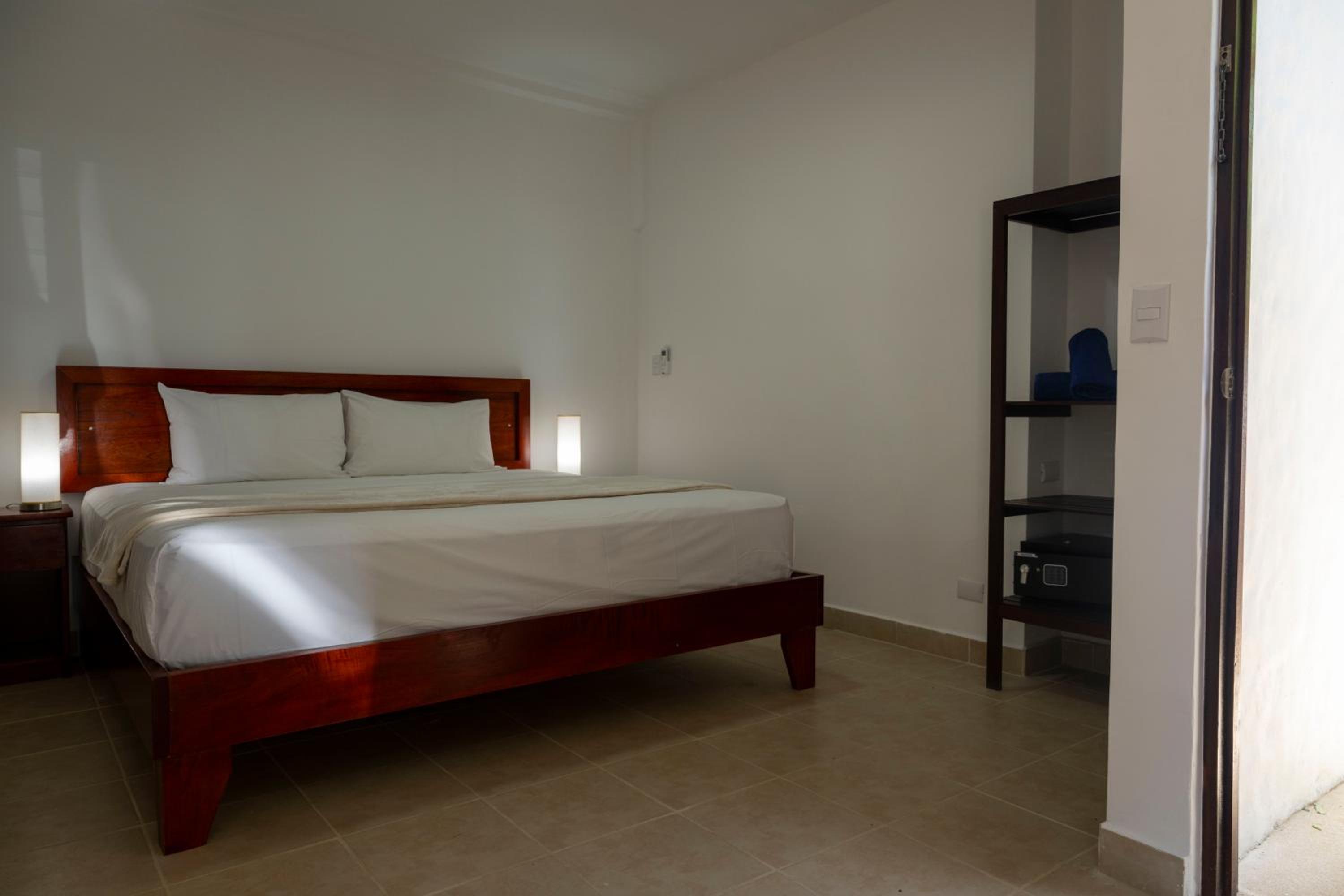 Deluxe Ocean Front 1 Queen Bed + 1 Twin Bed - Photo 3