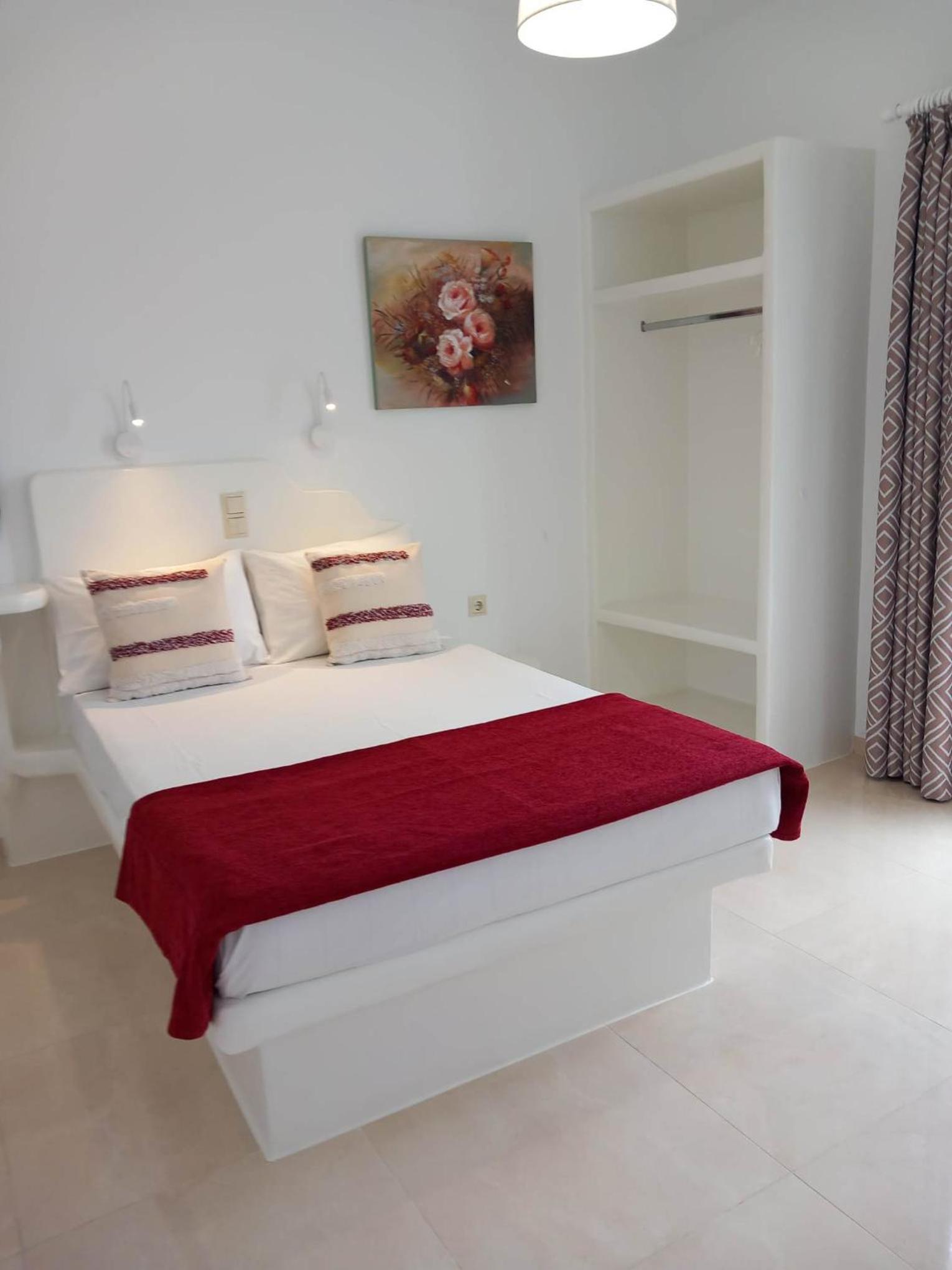 Double Room with Balcony - Photo 9