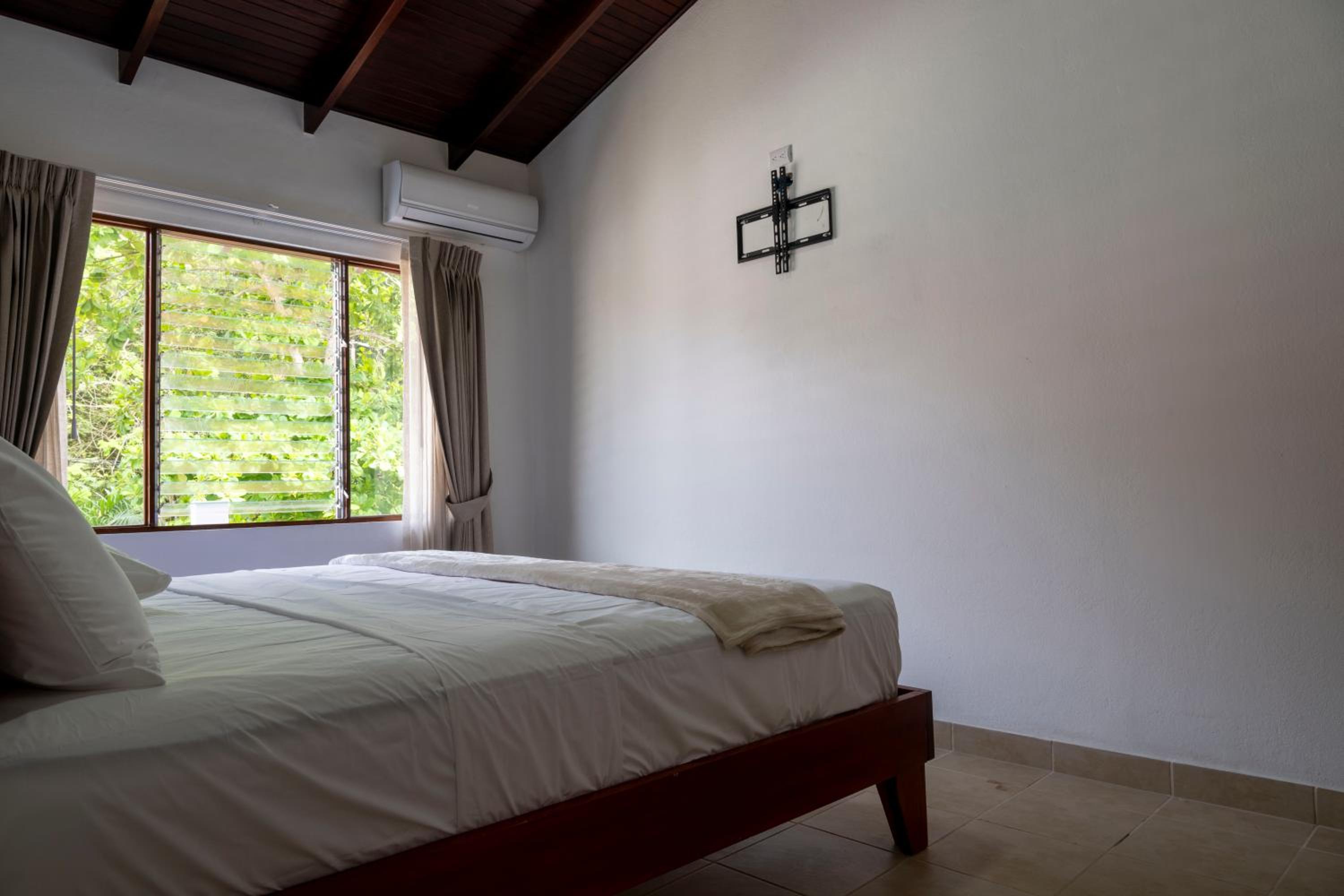 Superior One Bedroom - Photo 3