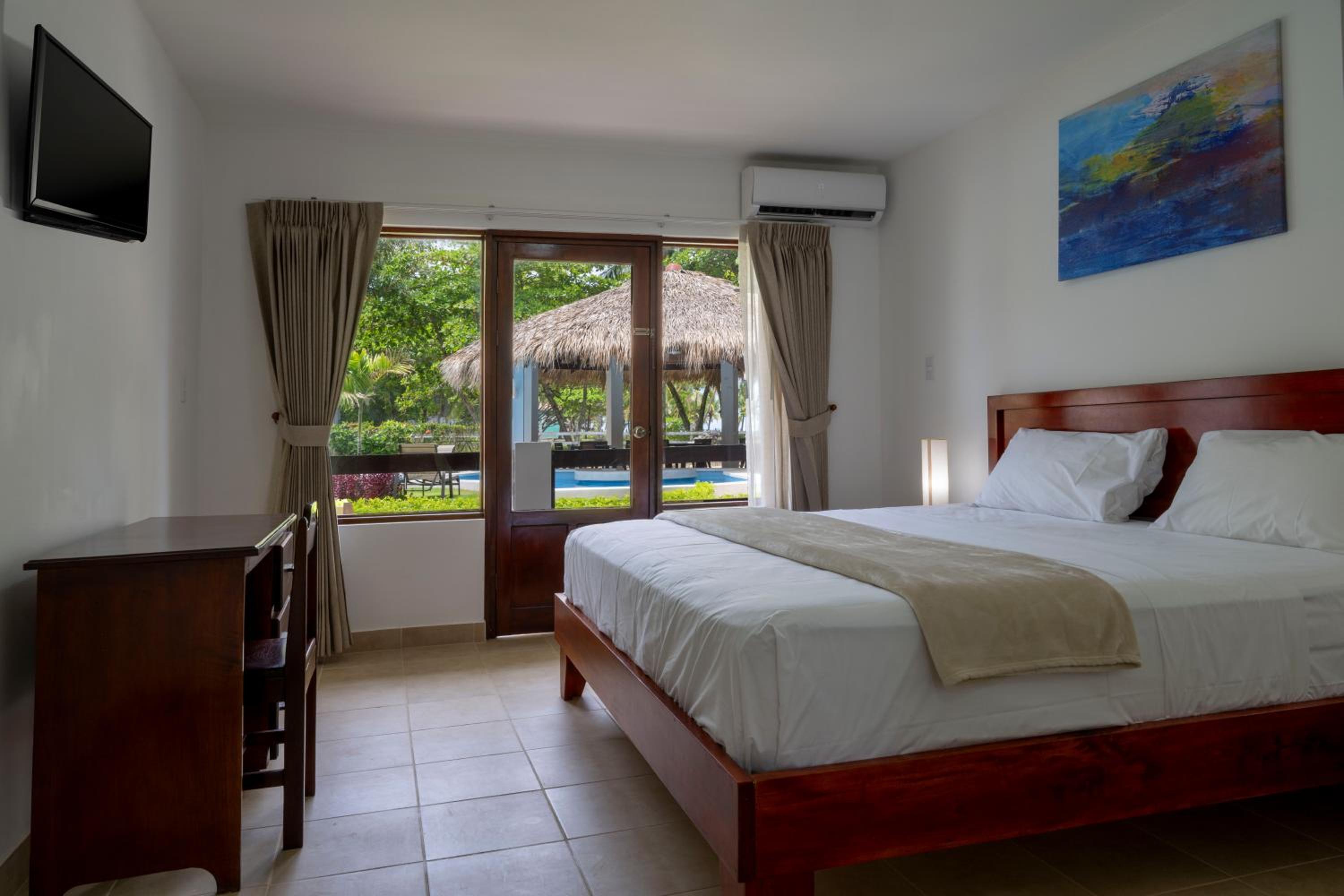 Standard Room Plus 1 King Bed - Photo 1