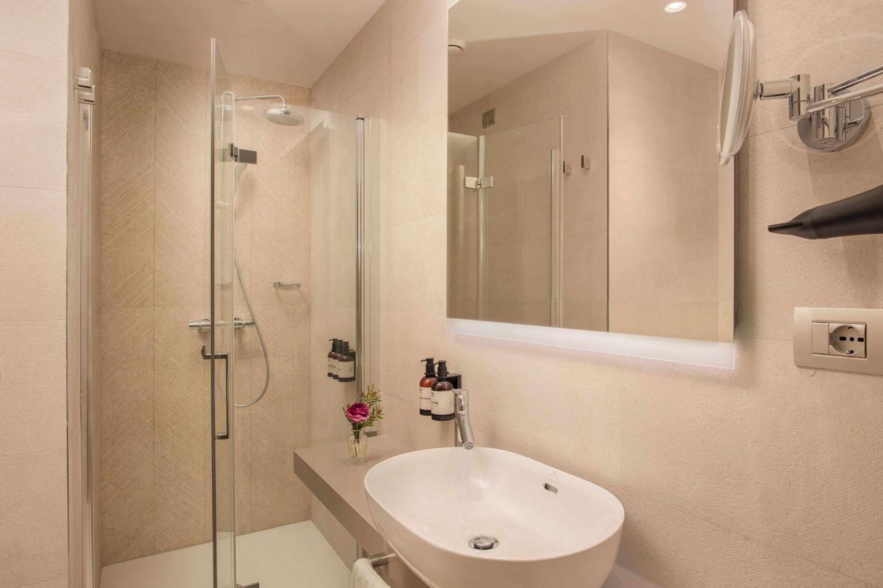 Premium Double Room thumbnail 6