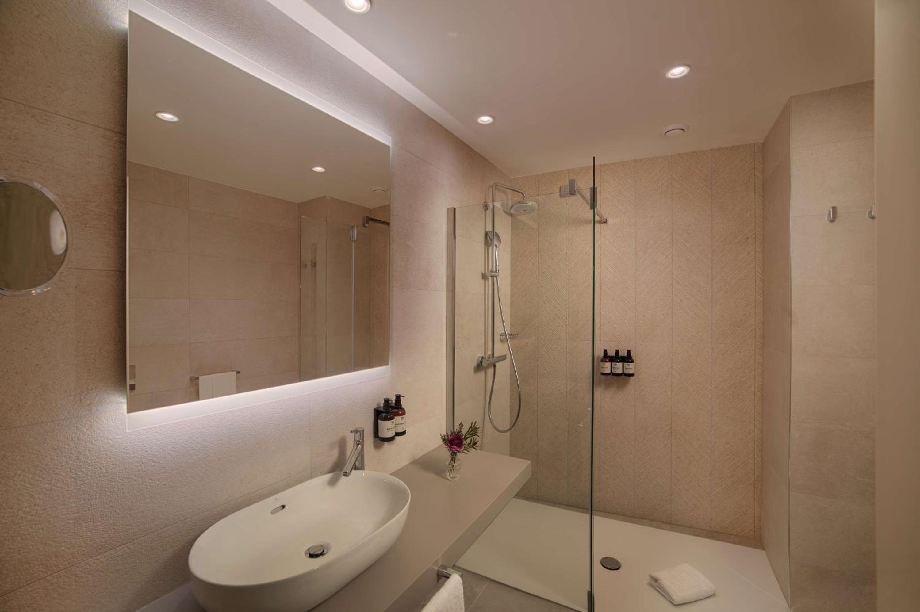 Standard Room with Balcony thumbnail 5