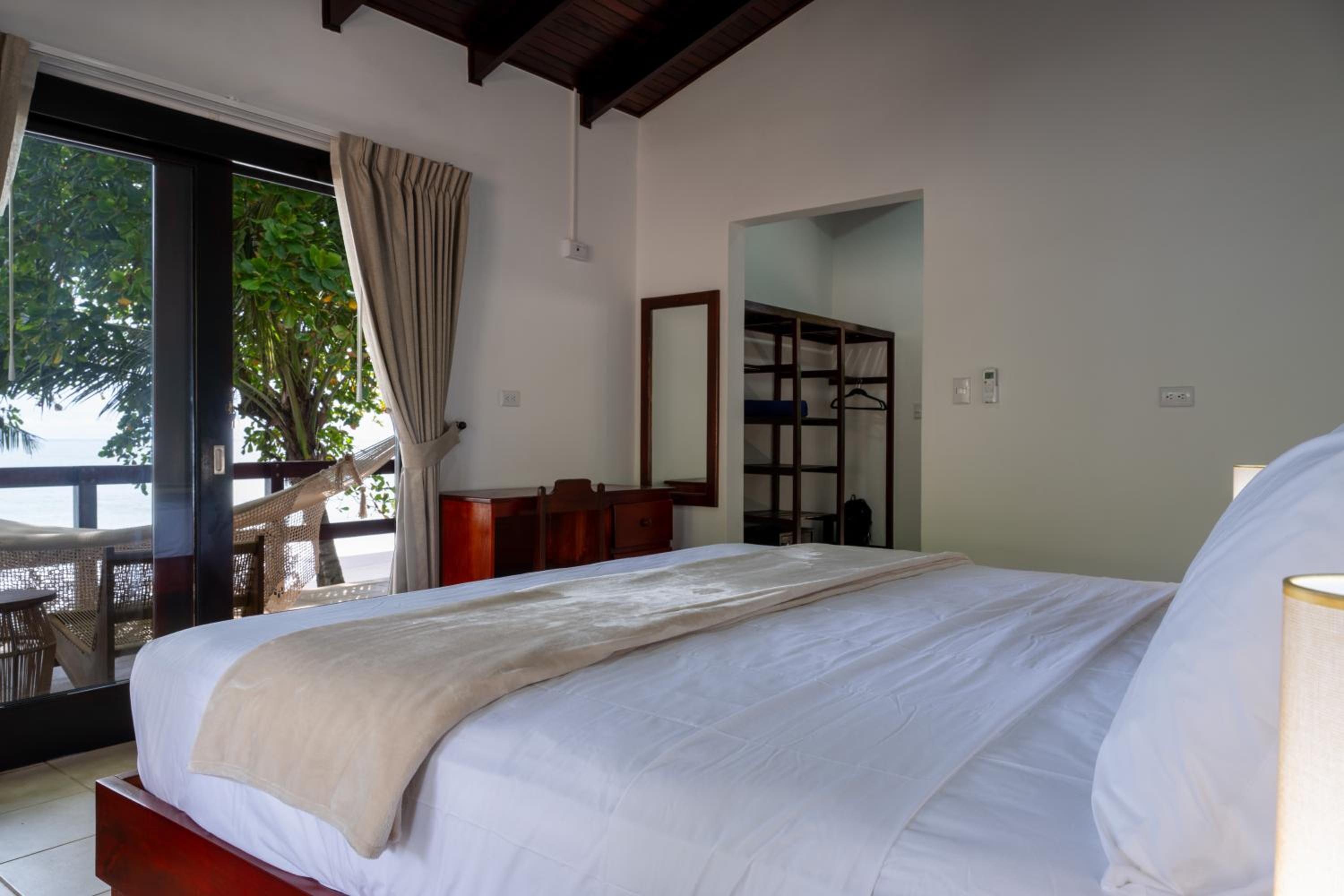 Deluxe Ocean Front 1 King Bed - Photo 4