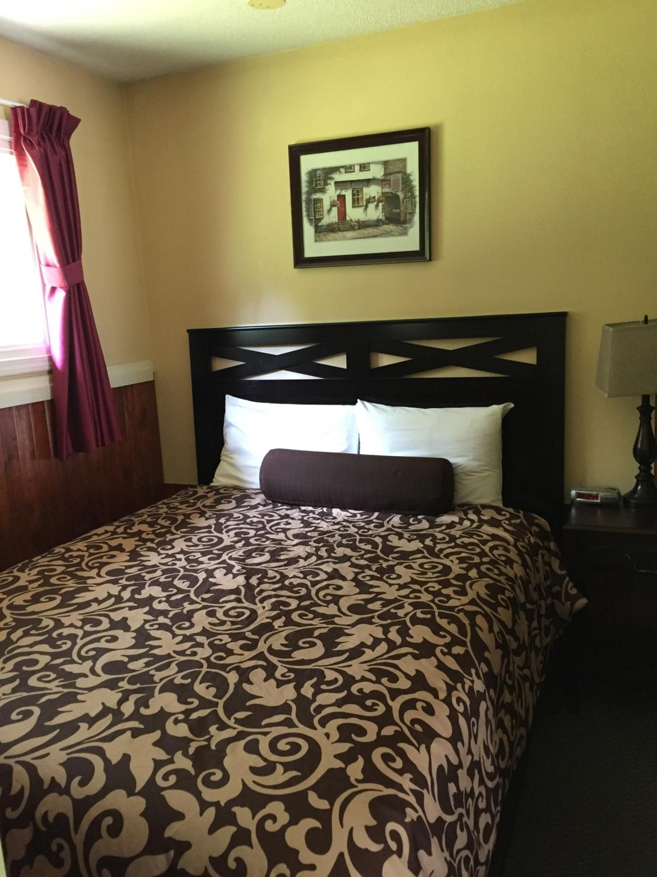 Queen Room photo 2