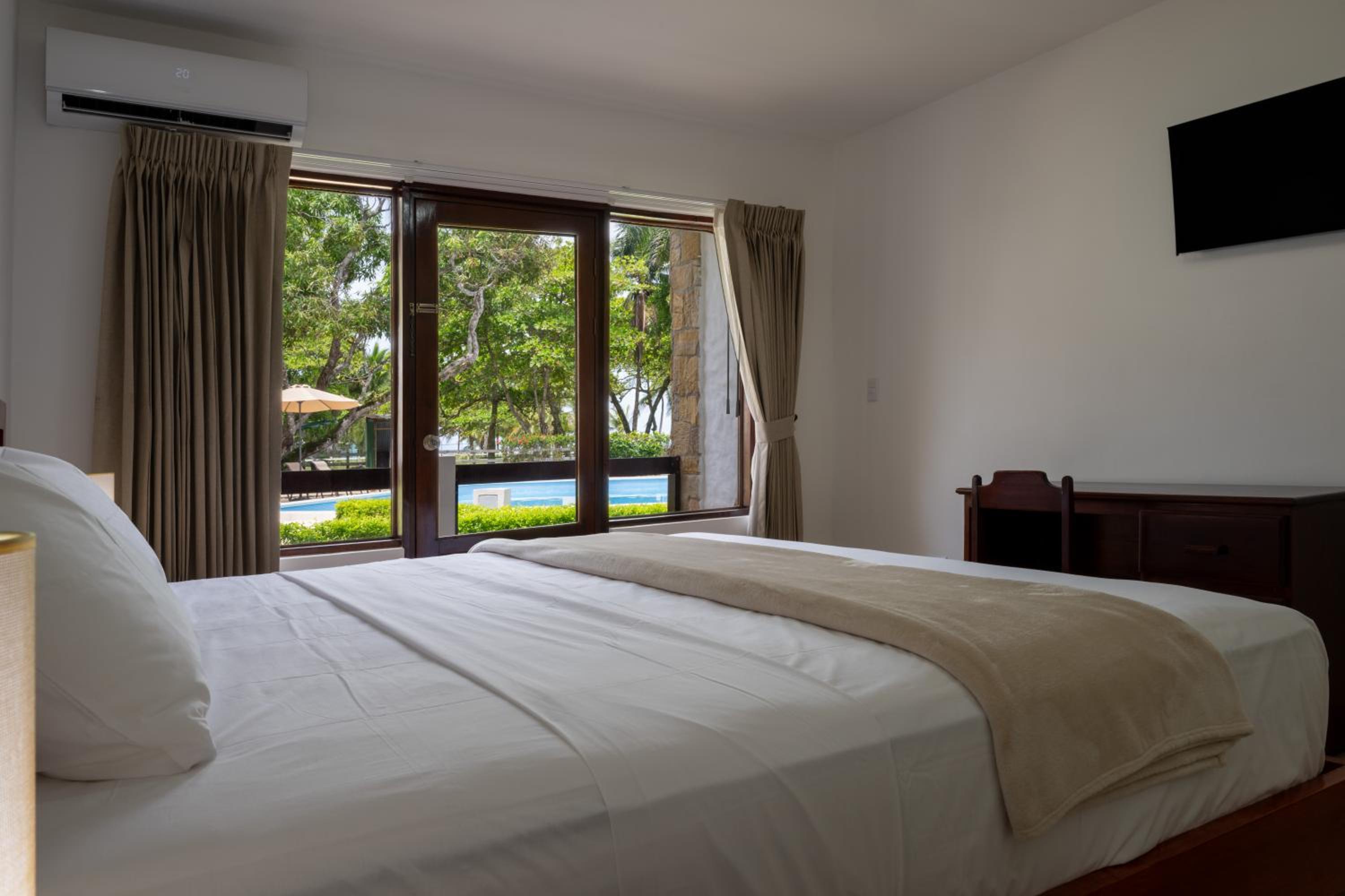 Standard Room  Plus 1 Queen Bed - Photo 1