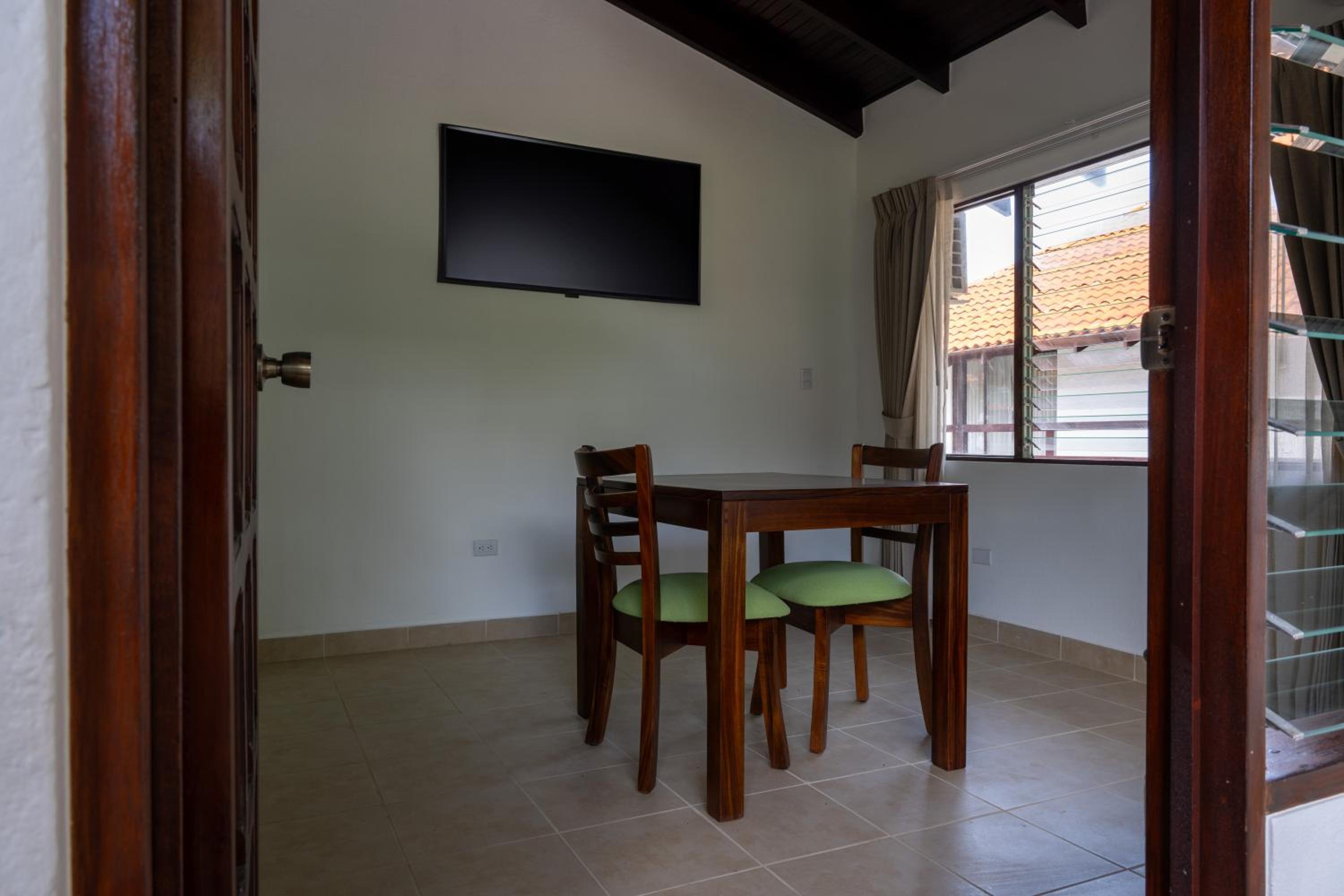 Superior One Bedroom - Photo 7