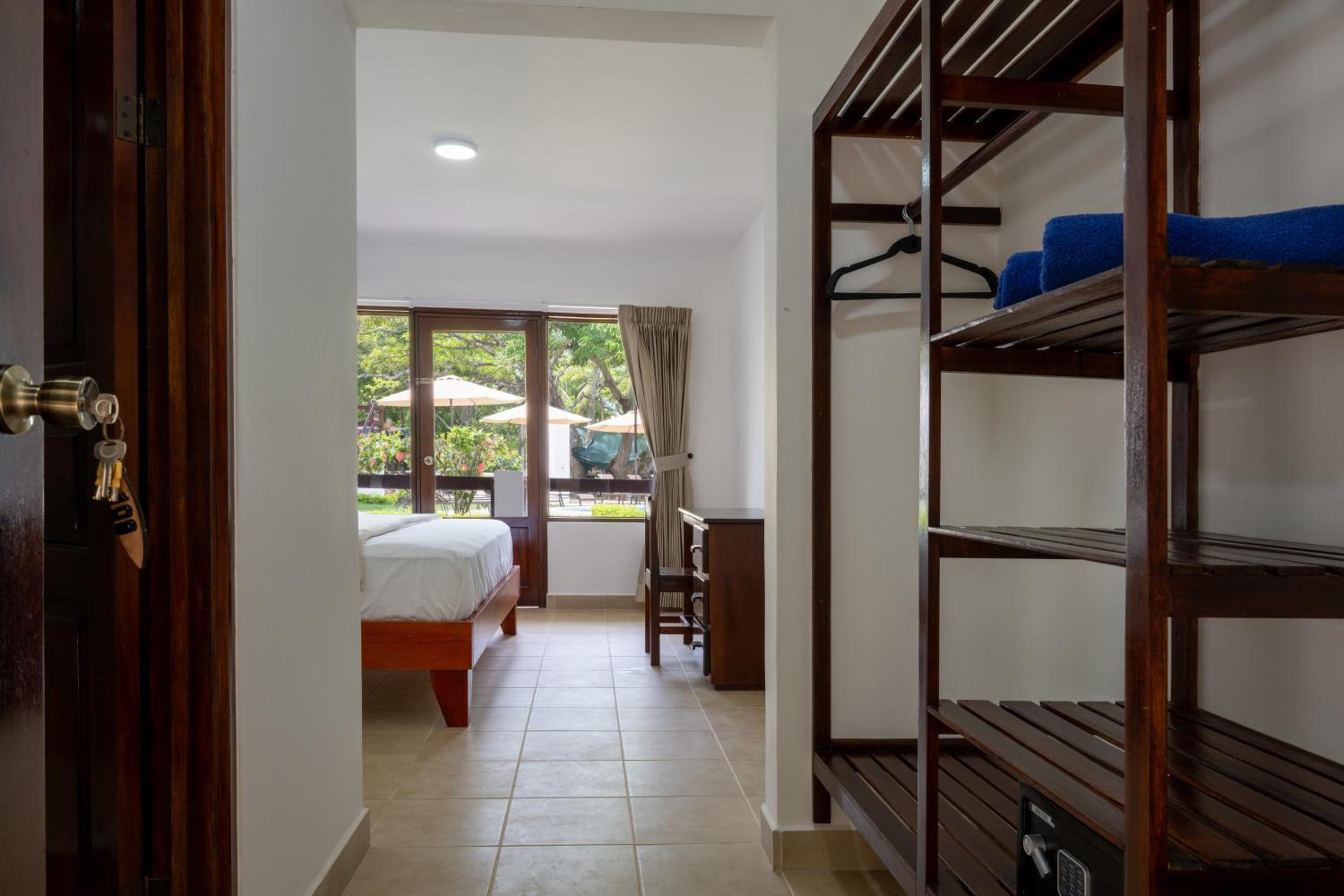 Standard Room  Plus 1 Queen Bed - Photo 9