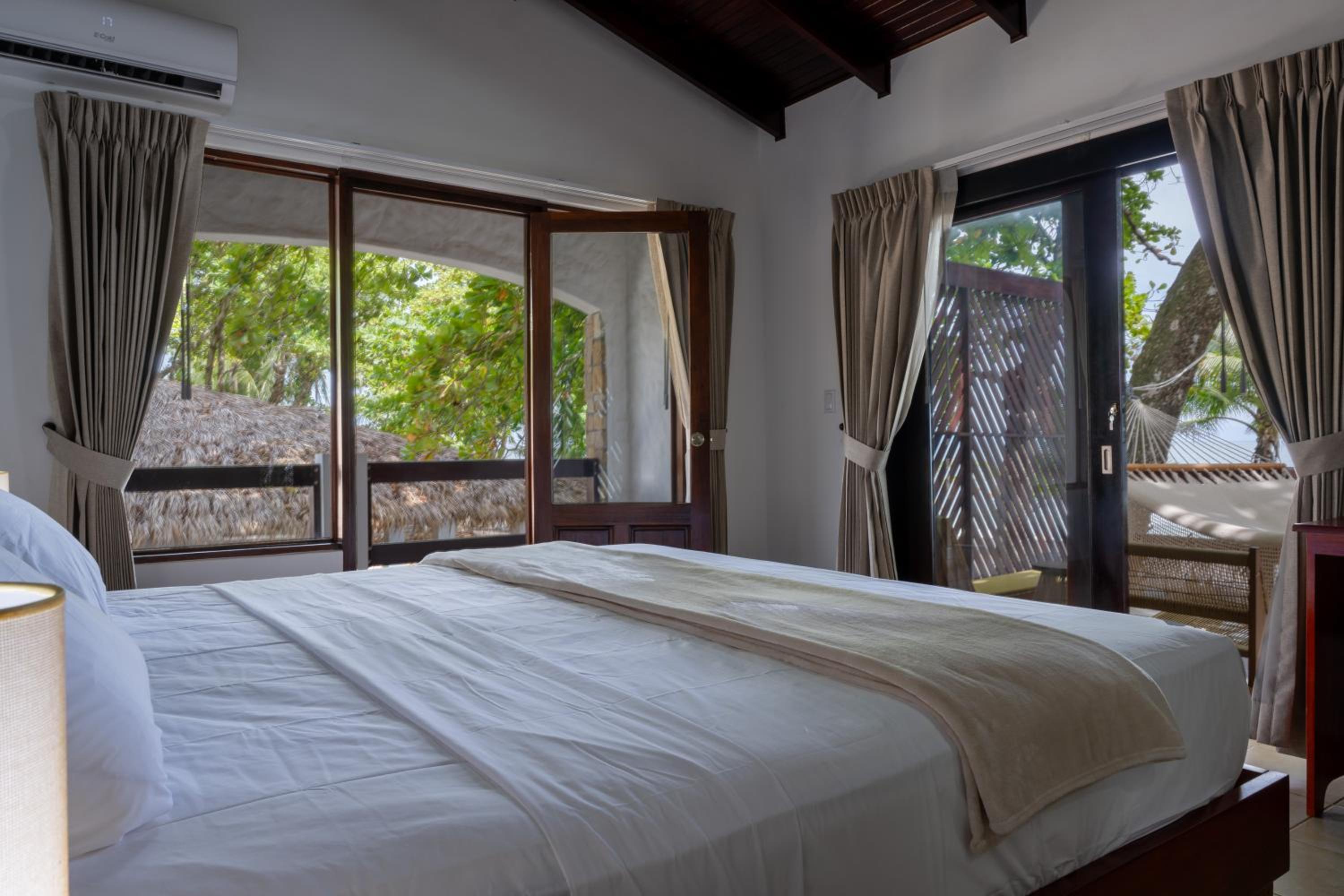 Deluxe Ocean Front 1 King Bed - Photo 5