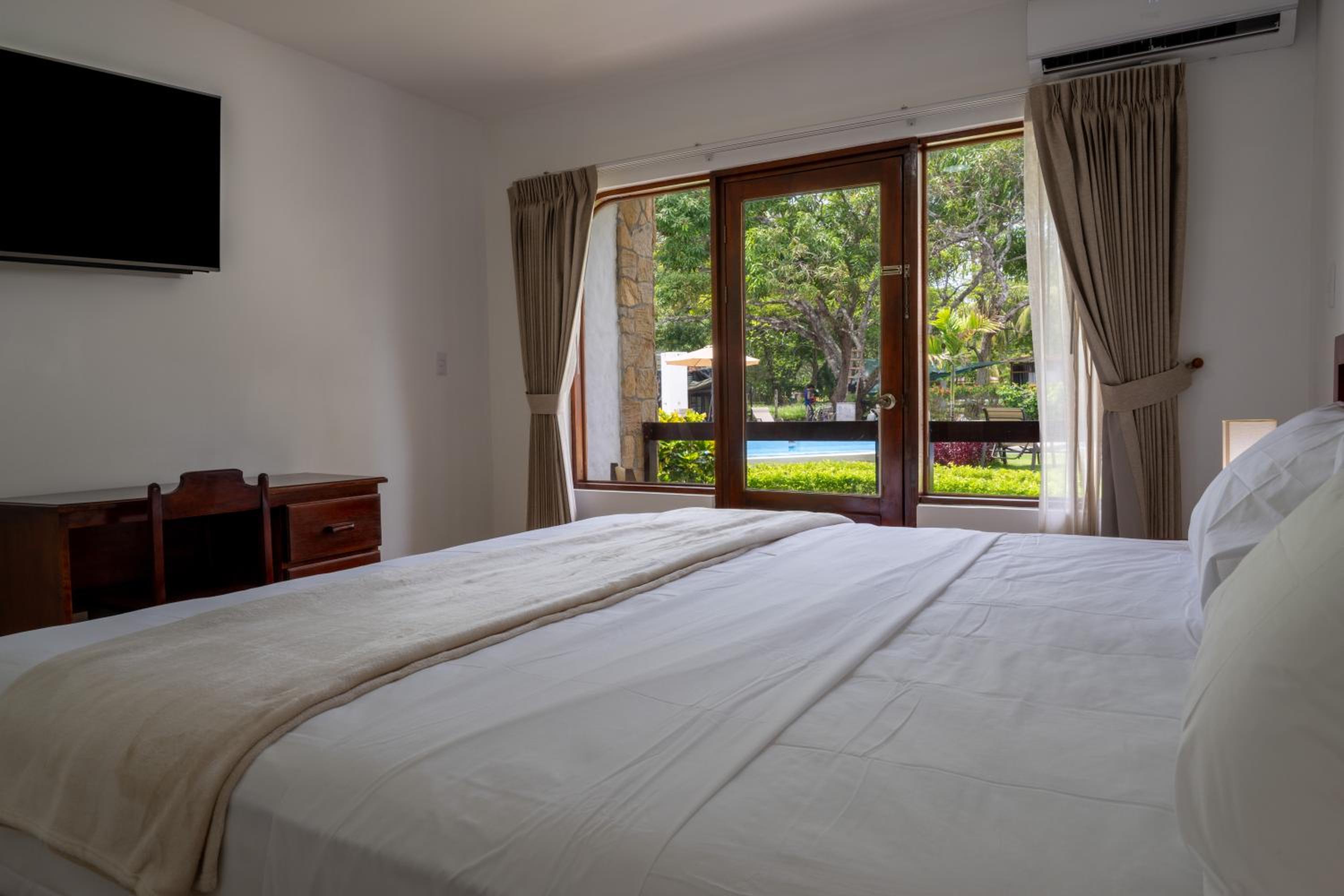 Standard Room Plus 1 King Bed - Photo 2