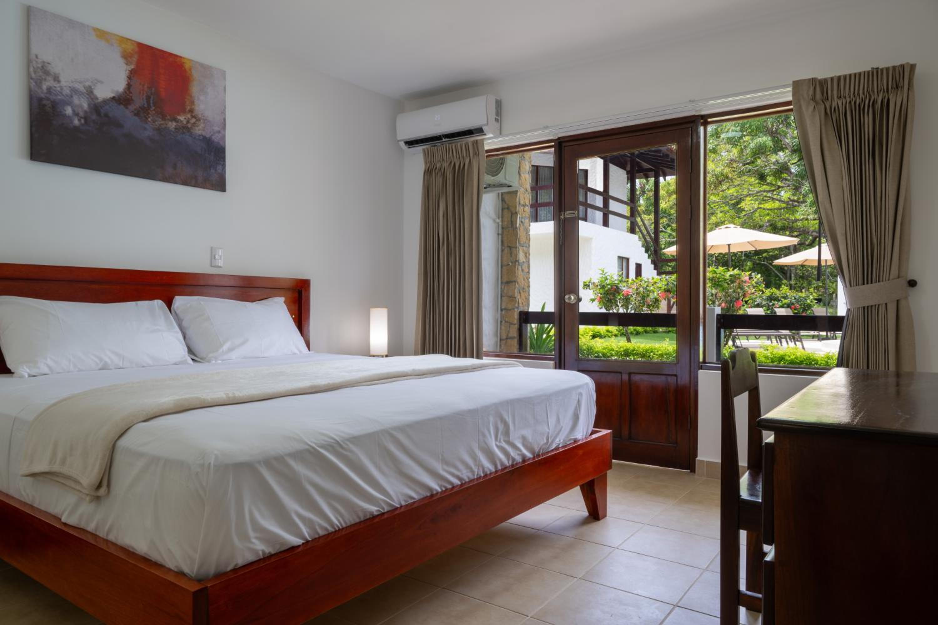 Standard Room Plus 1 King Bed - Photo 3
