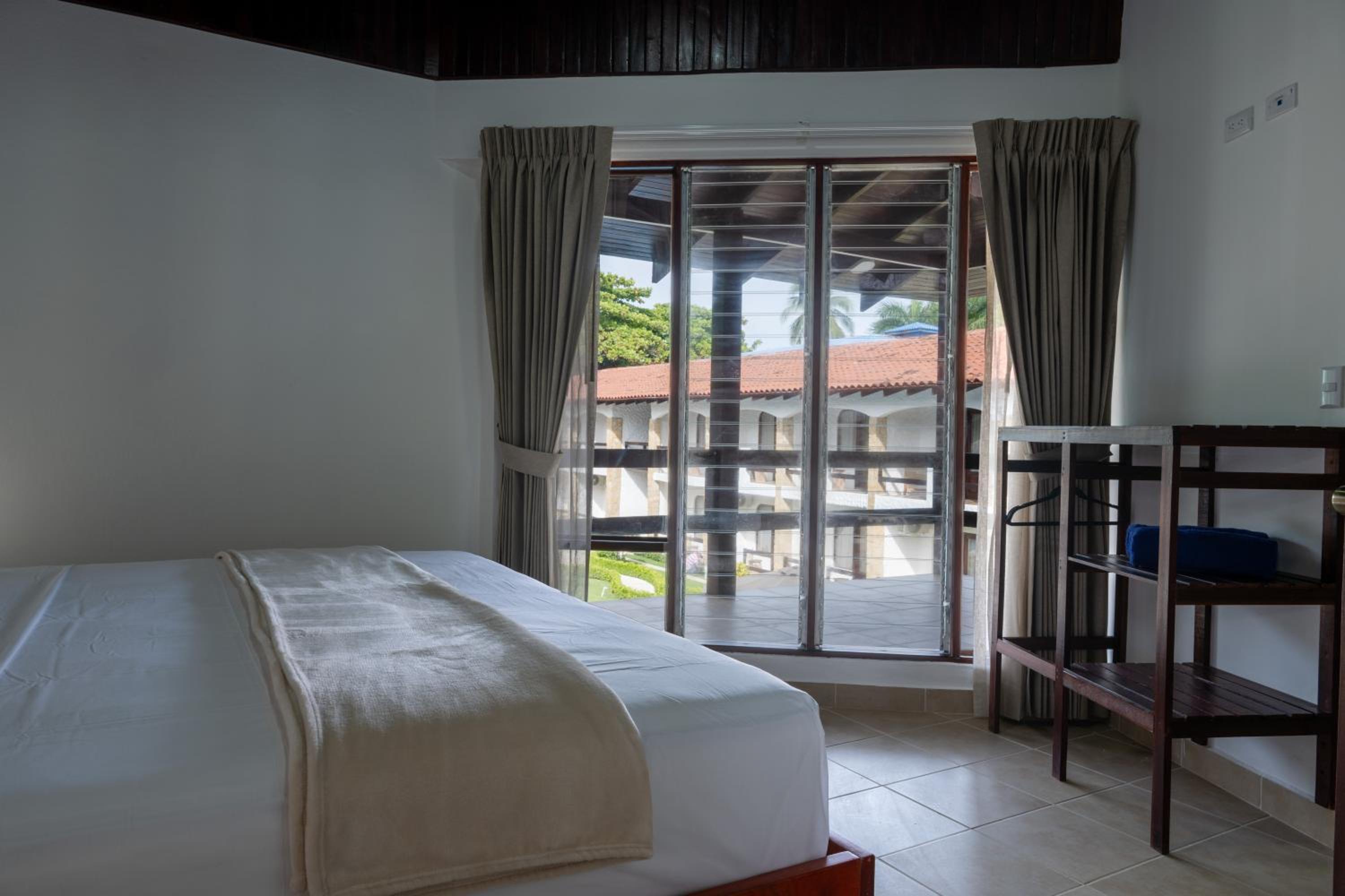Superior One Bedroom - Photo 2