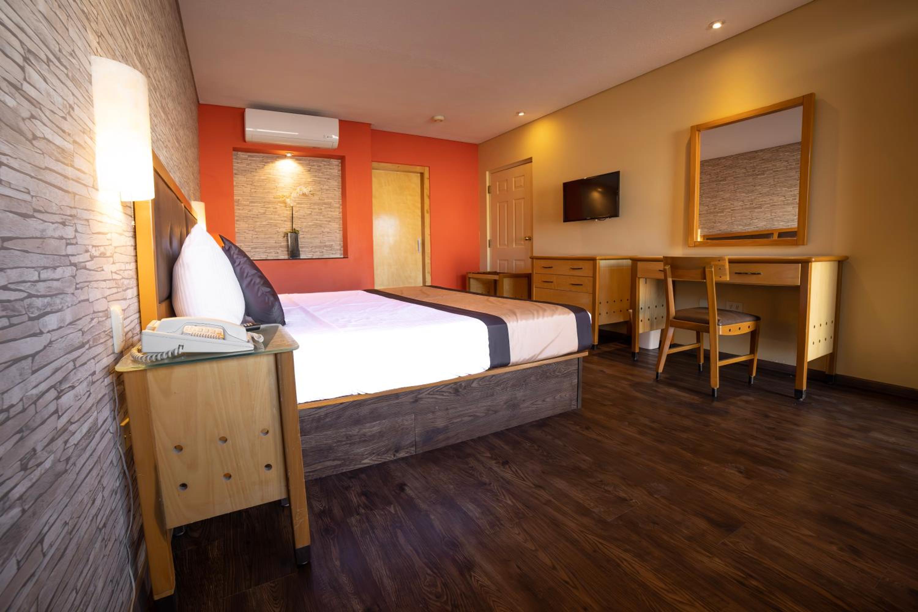 King Room with Pool View - Photo 2
