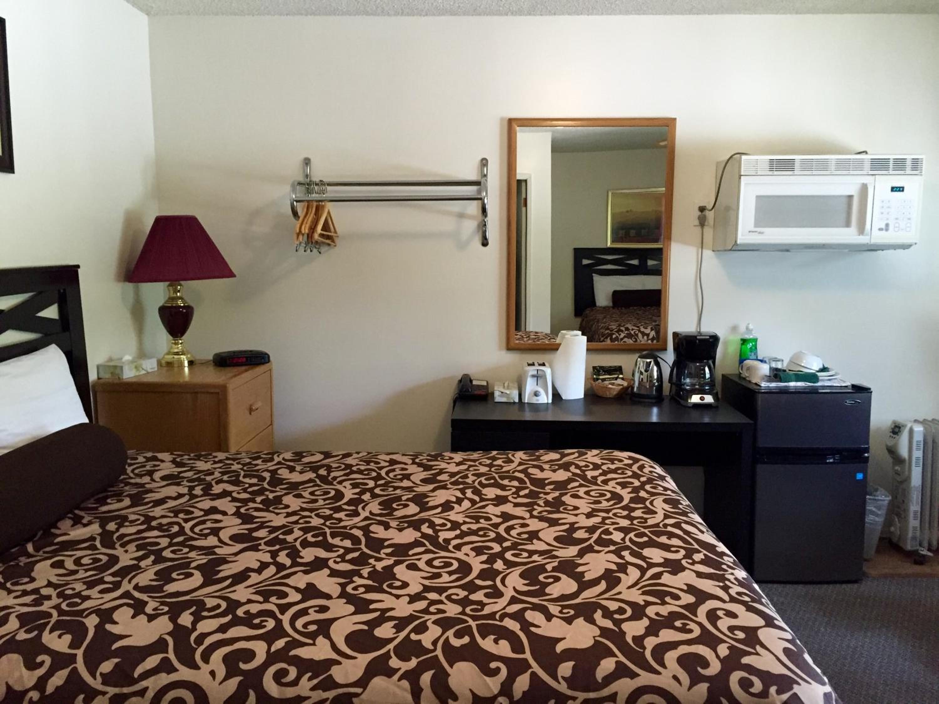 Deluxe Queen Room with Two Queen Beds photo 2