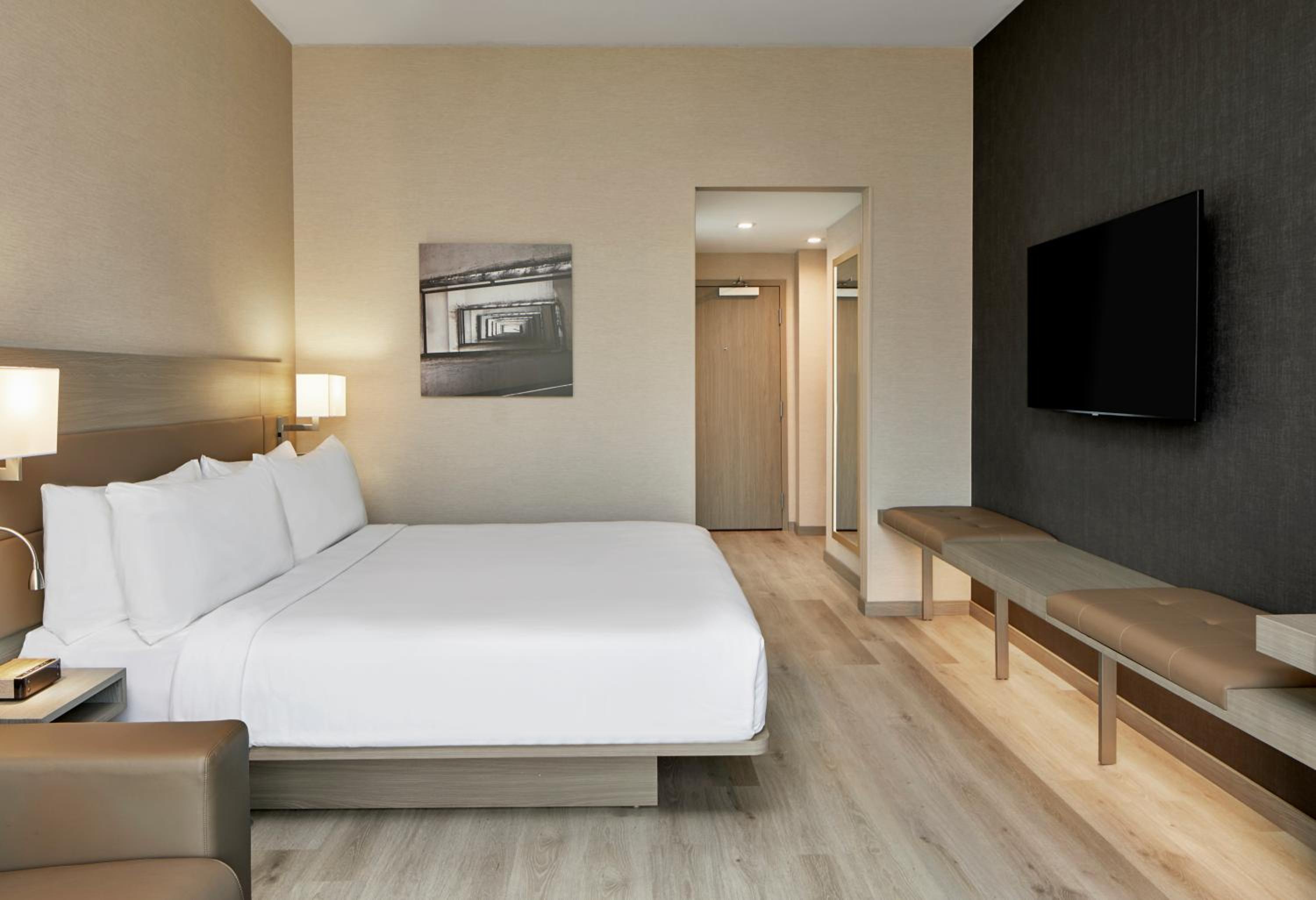 King Room with Sofa Bed - Hearing Accessible - Photo 7