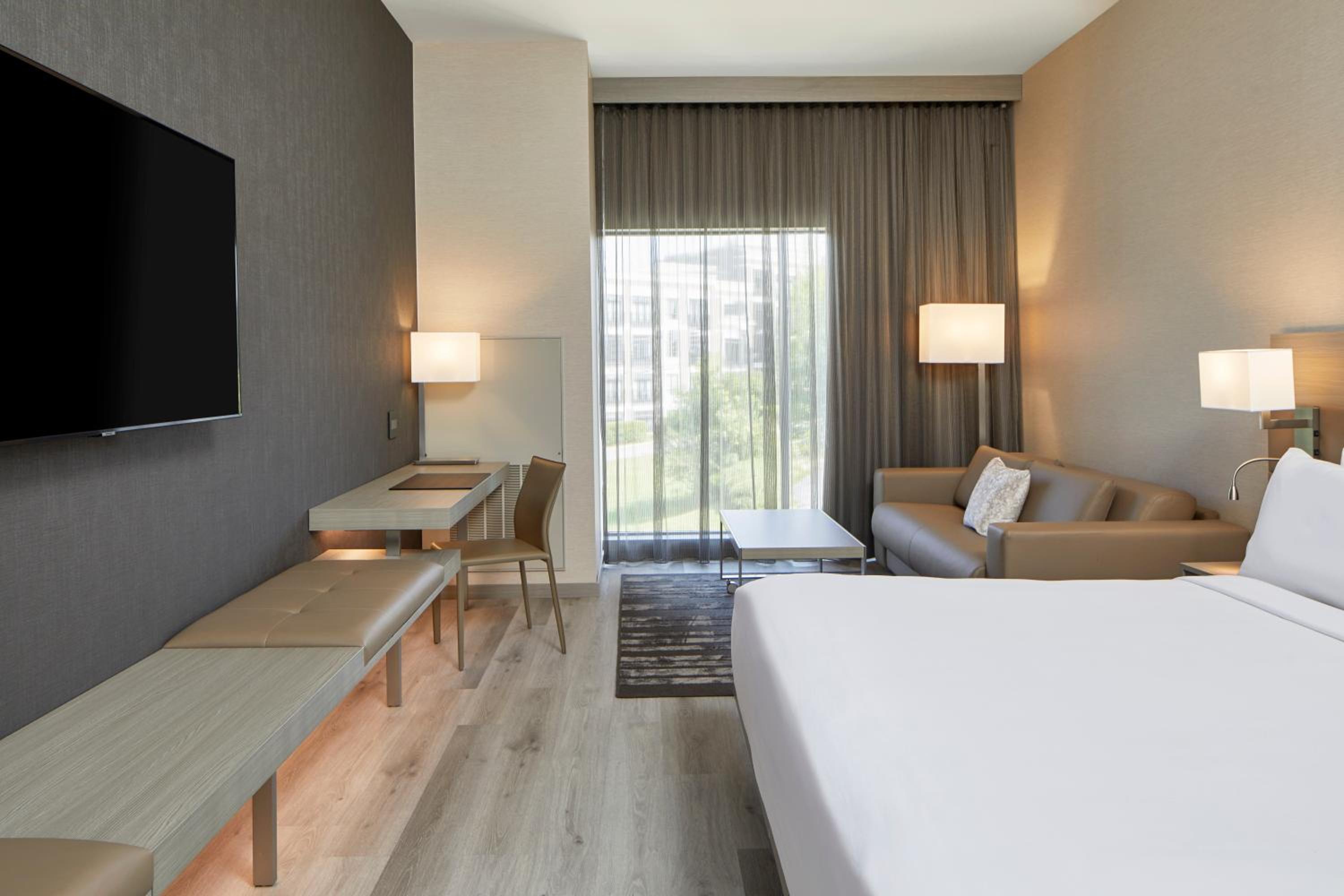 King Room with Sofa Bed - Hearing Accessible - Photo 8