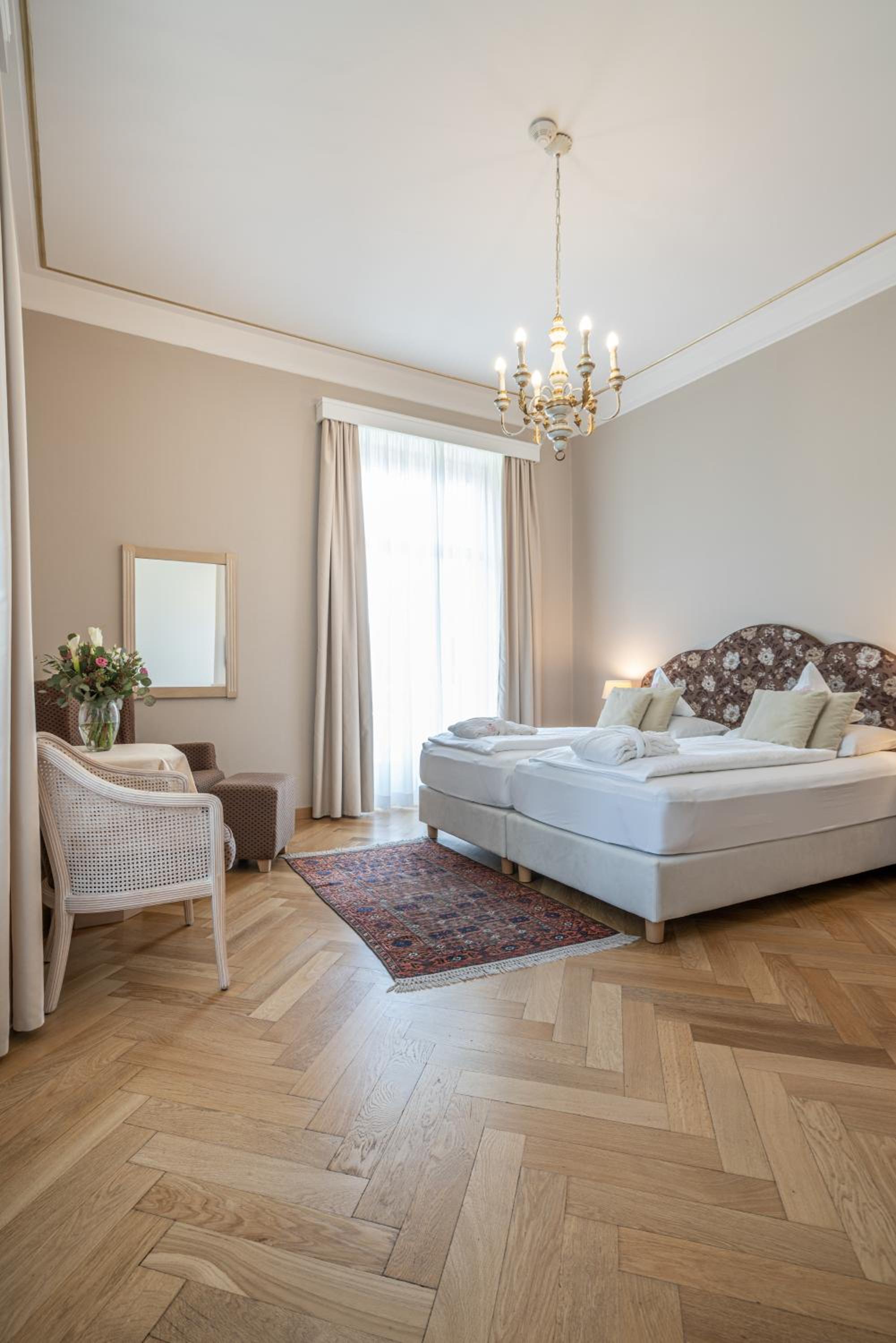 Suite - Photo 2