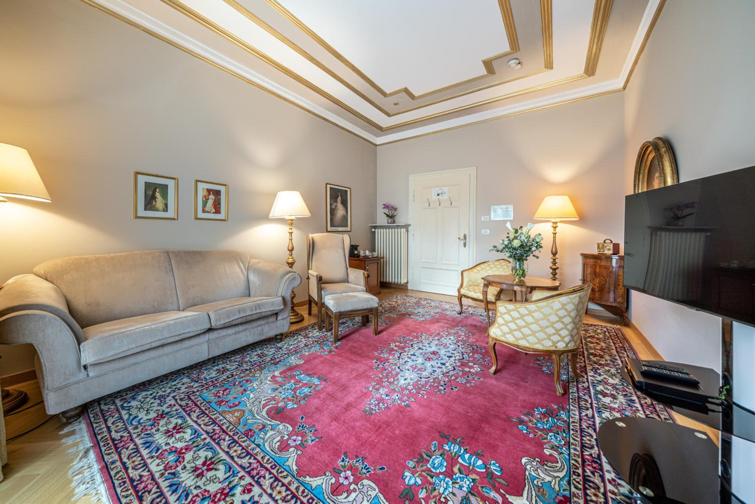 Deluxe Suite - Photo 13