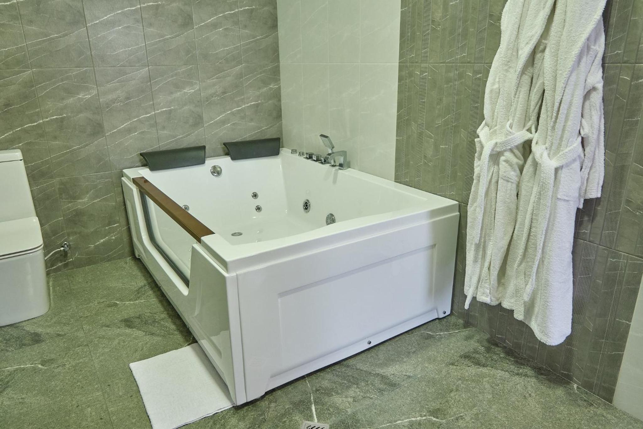 Deluxe Suite with Spa Bath photo 3