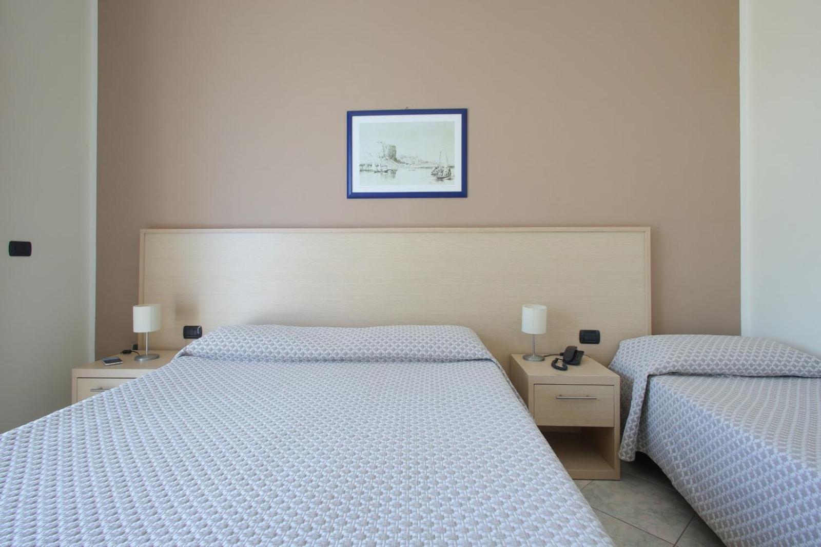 Classic Room with Balcony and Partial Sea View - Photo 4