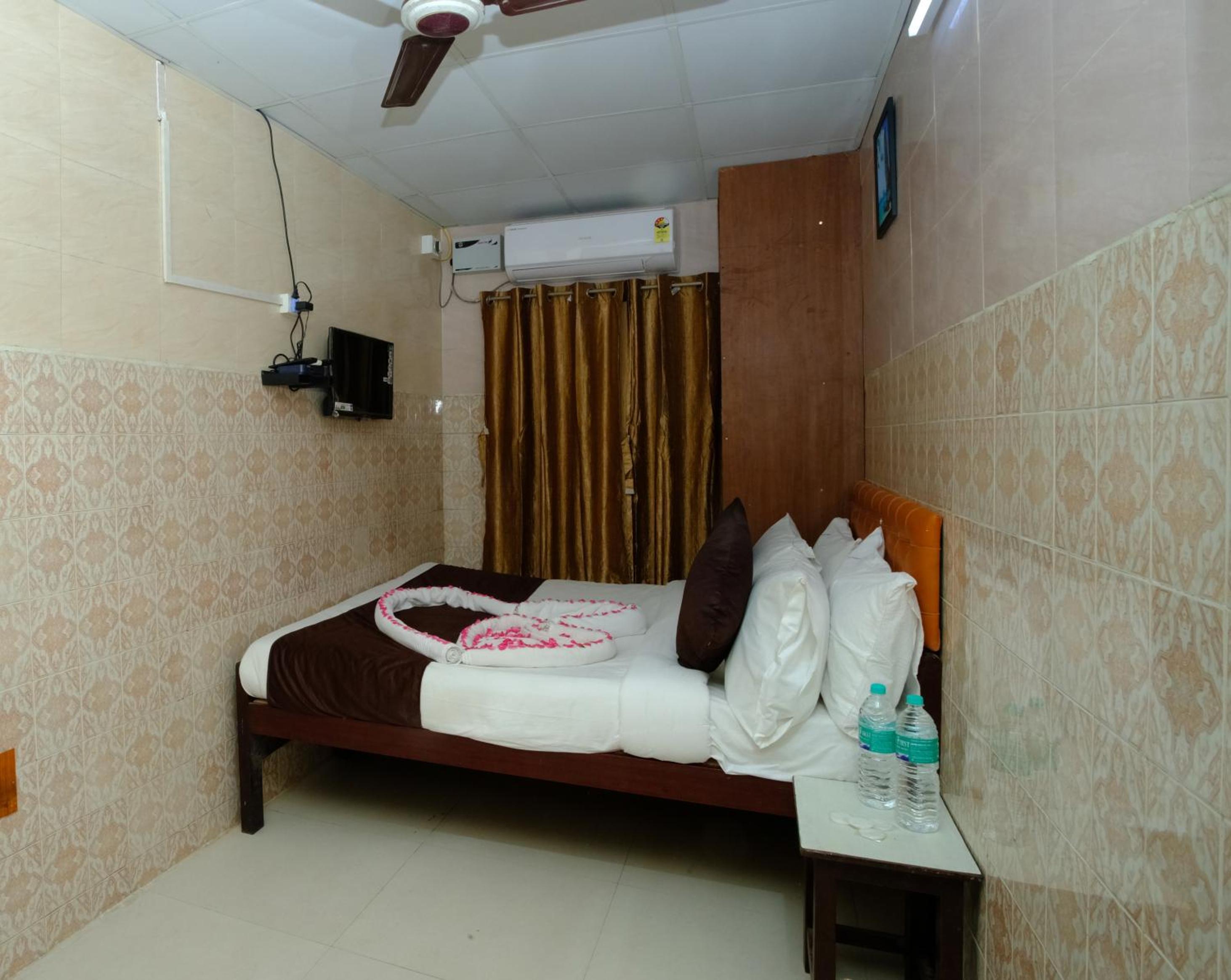 Standard Double Room with Fan - Photo 17