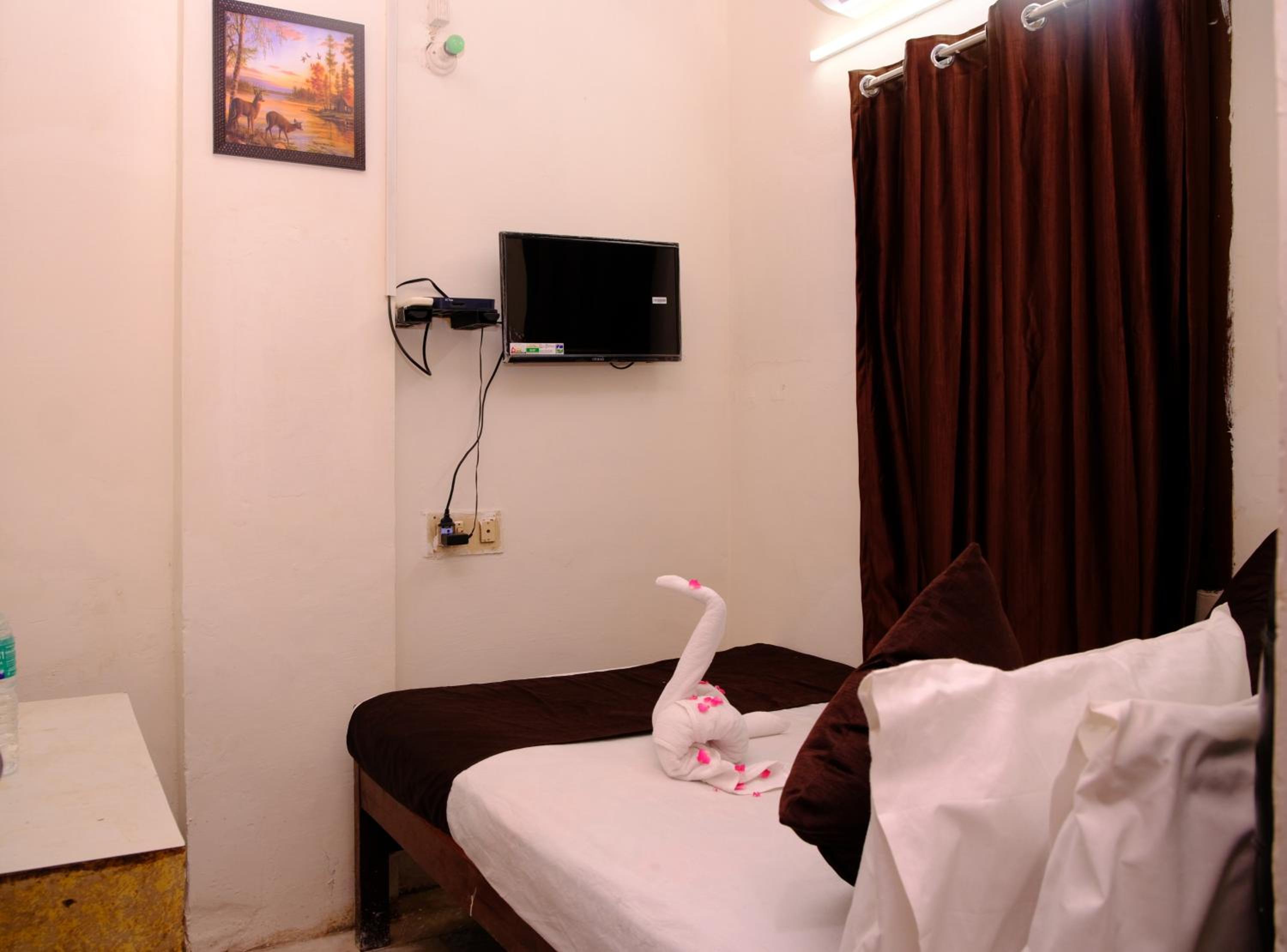 Standard Double Room with Fan - Photo 20