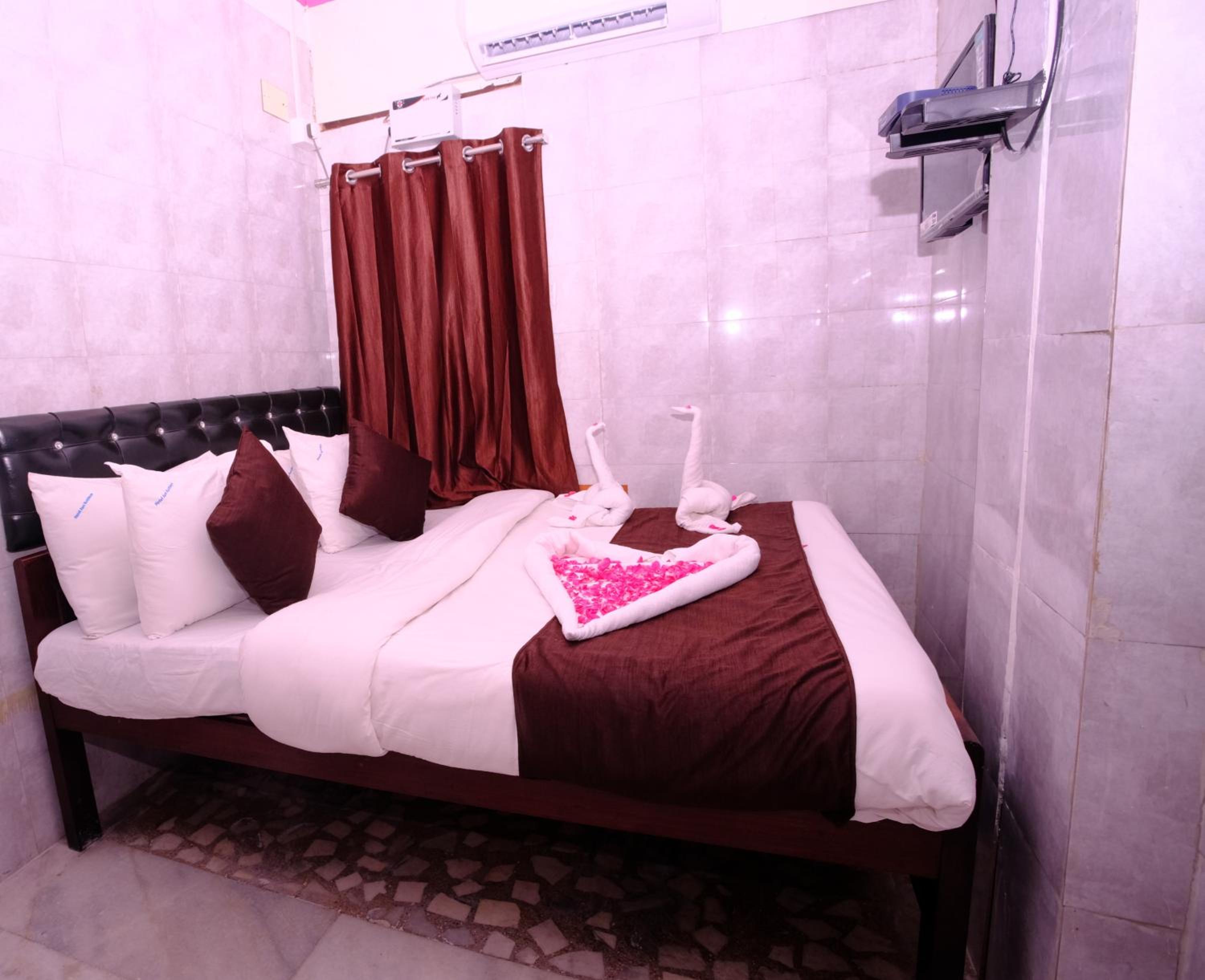 Standard Double Room with Fan - Photo 16