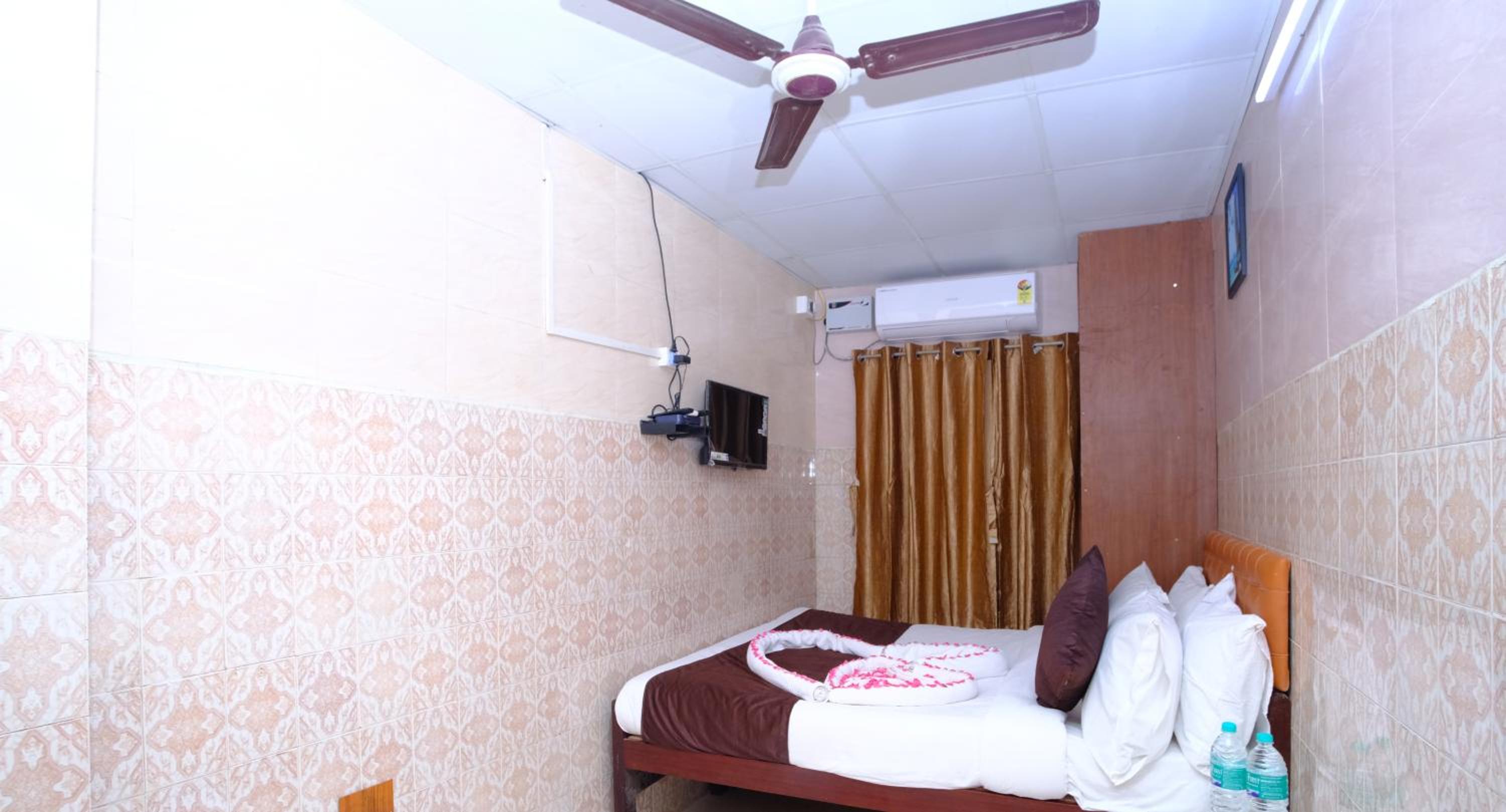 Standard Double Room with Fan - Photo 15