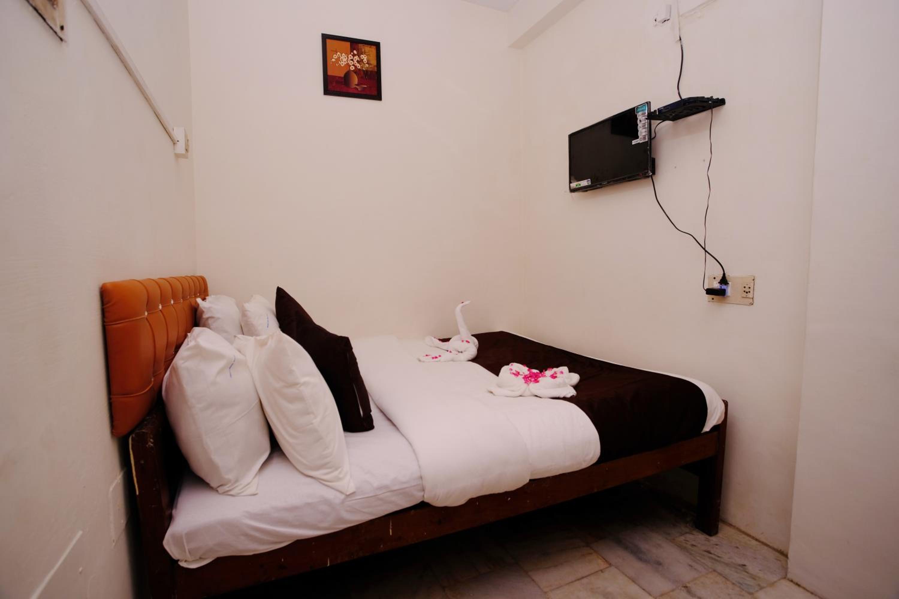 Standard Double Room with Fan - Photo 18
